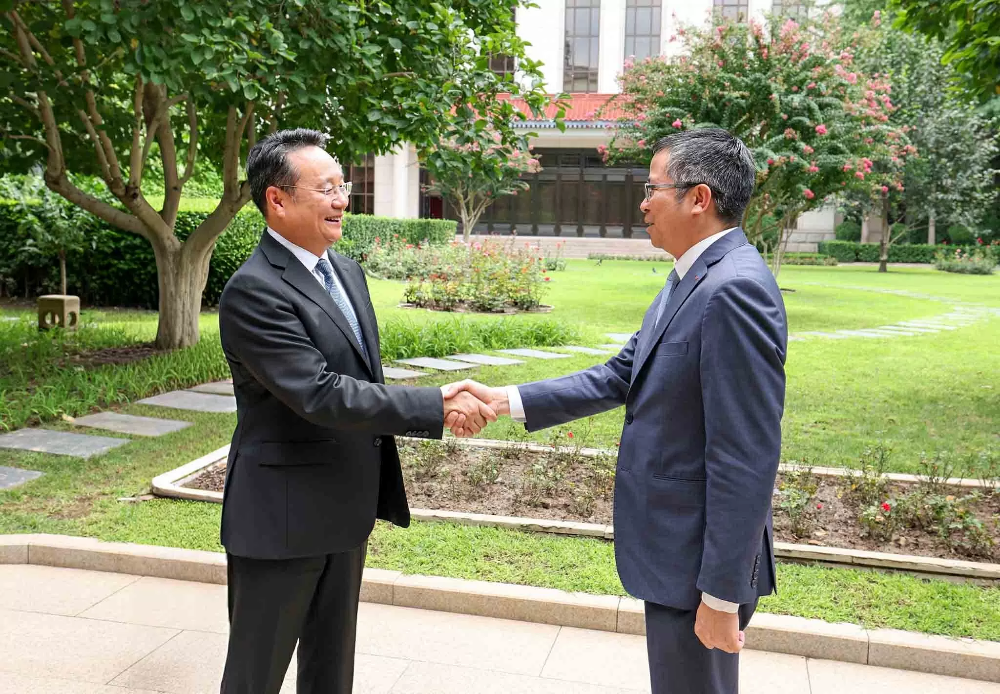 Đại sứ Phạm Thanh Bình hội kiến Phó Trưởng ban Tuyên truyền Trung ương Đảng Cộng sản Trung Quốc Đại sứ Phạm Thanh Bình hội kiến Phó Trưởng ban Tuyên truyền Trung ương Đảng Cộng sản Trung Quốc