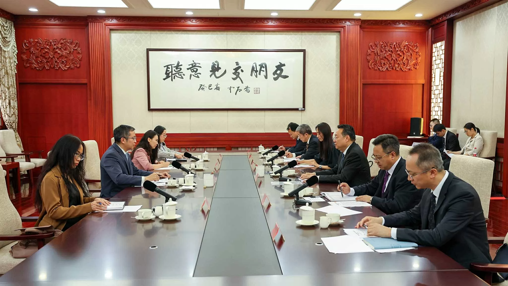 Đại sứ Phạm Thanh Bình hội kiến Phó Trưởng ban Tuyên truyền Trung ương Đảng Cộng sản Trung Quốc Đại sứ Phạm Thanh Bình hội kiến Phó Trưởng ban Tuyên truyền Trung ương Đảng Cộng sản Trung Quốc