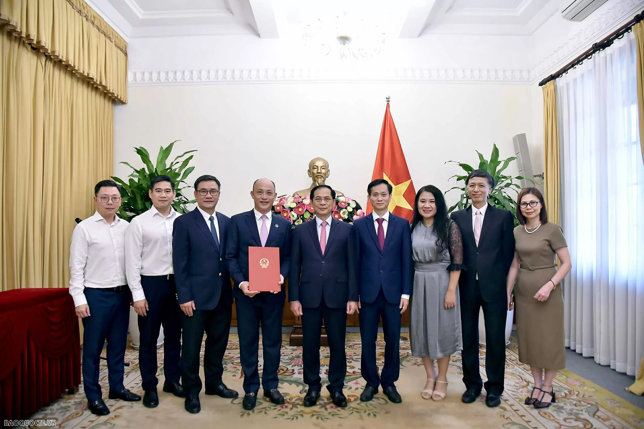 hó Thủ tướng, Bộ trưởng Ngoại giao Bùi Thanh Sơn trao quyết định bổ nhiệm Chánh Văn phòng Đảng ủy - Đoàn thể Bộ Ngoại giao Phó Thủ tướng, Bộ trưởng Bùi Thanh Sơn trao quyết định bổ nhiệm Chánh Văn phòng Đảng ủy - Đoàn thể Bộ Ngoại giao