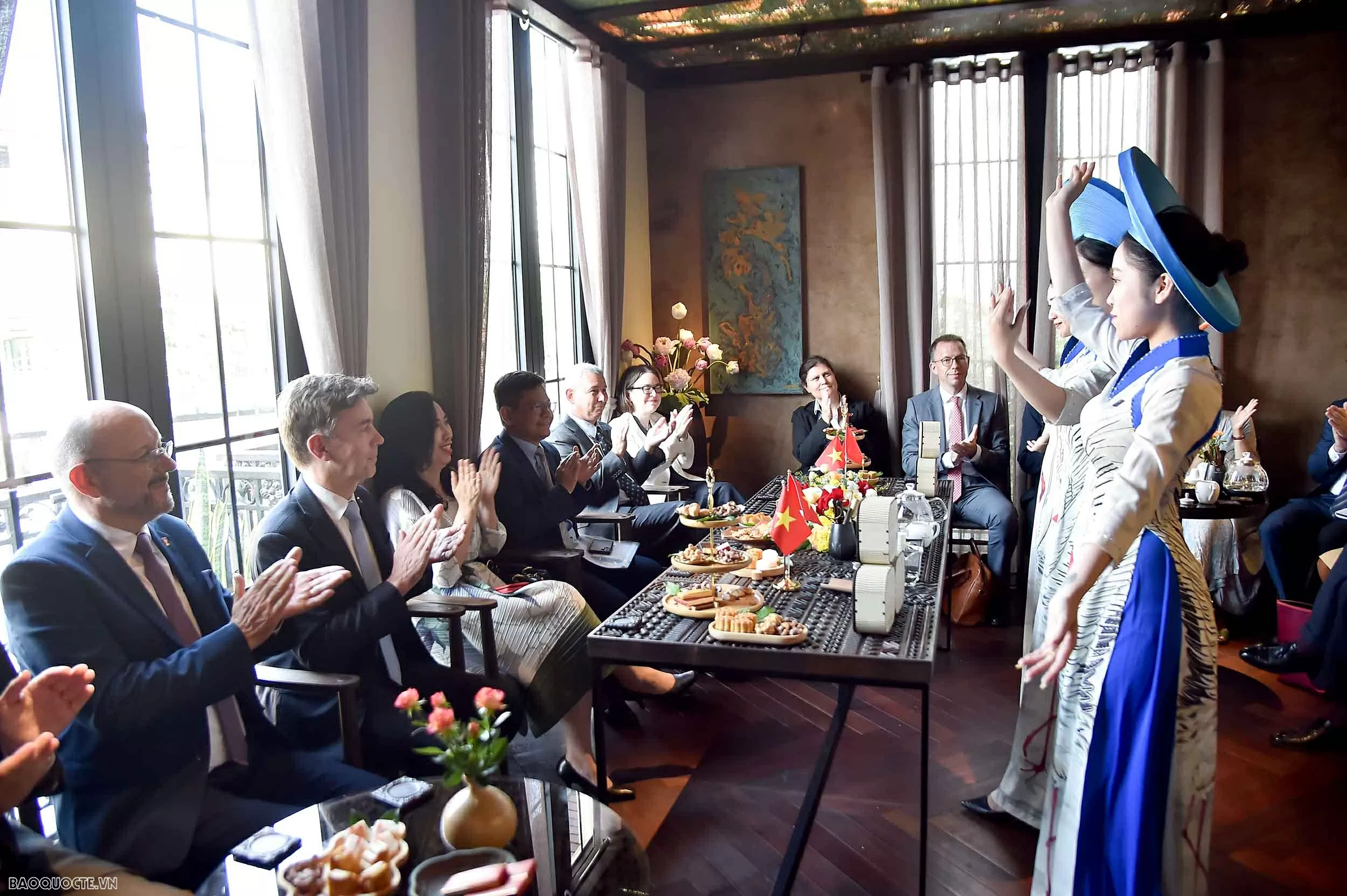 Thứ trưởng Ngoại giao Lê Thị Thu Hằng tiếp Đại sứ, Đại biện các nước thành viên EU tại Hà Nội Đại sứ, Đại biện các nước thích thú thưởng trà, ăn bánh Trung thu, kẹo lạc