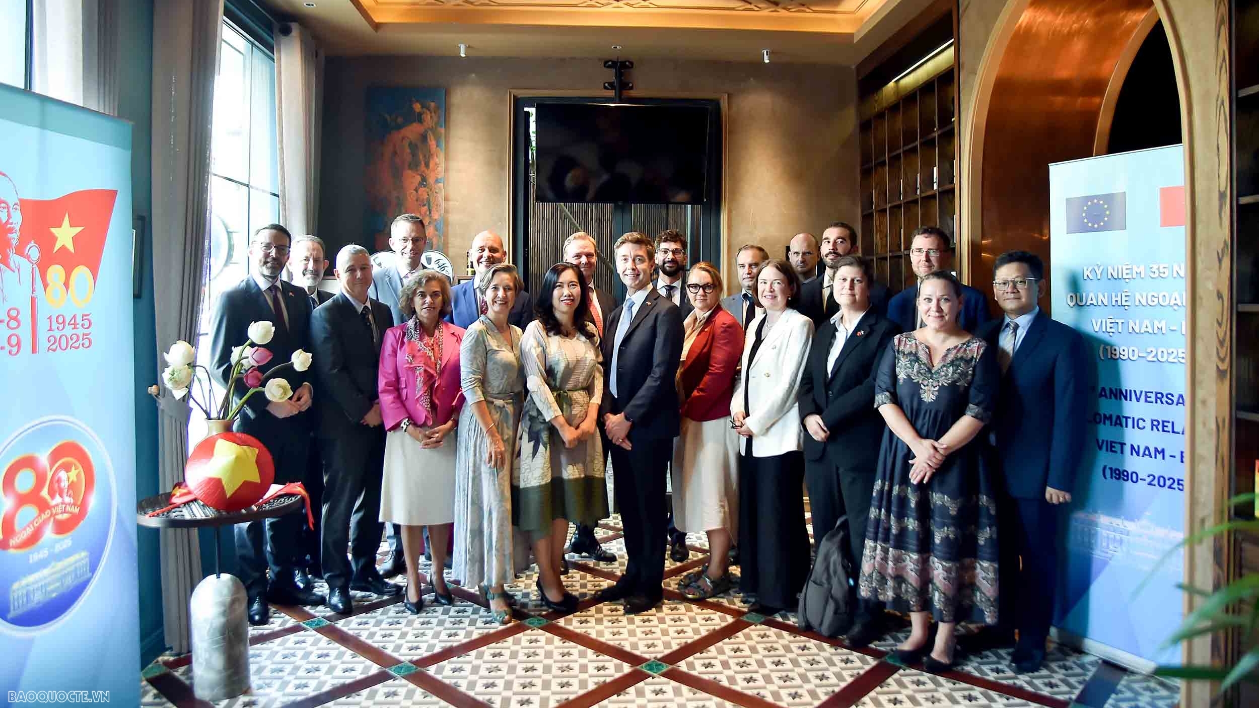 Đại sứ, Đại biện các nước thích thú thưởng trà, ăn bánh Trung thu, kẹo lạc