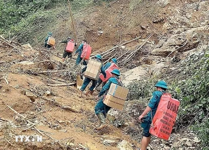 Mở đường tiếp tế lương thực, thức ăn cho bà con bản cô lập do sạt lở Mở đường tiếp tế lương thực, thức ăn cho bà con bản cô lập do sạt lở