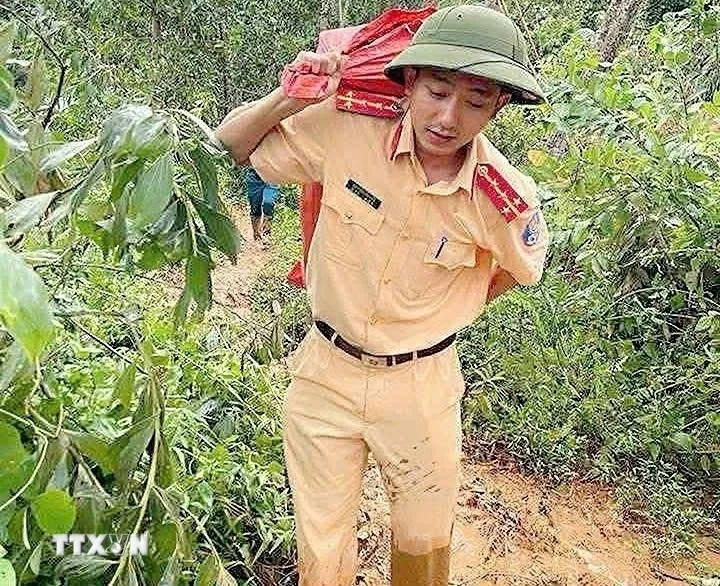 Mở đường tiếp tế lương thực, thức ăn cho bà con bản cô lập do sạt lở Mở đường tiếp tế lương thực, thức ăn cho bà con bản cô lập do sạt lở