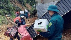 Thanh Hoá: Mở đường tiếp tế lương thực, hỗ trợ bà con xã vùng biên cô lập do sạt lở đất đá