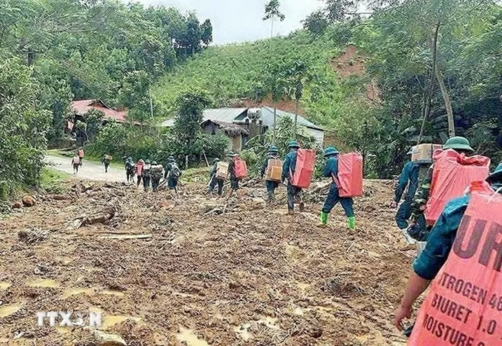 Mở đường tiếp tế lương thực, thức ăn cho bà con bản cô lập do sạt lở Mở đường tiếp tế lương thực, thức ăn cho bà con bản cô lập do sạt lở