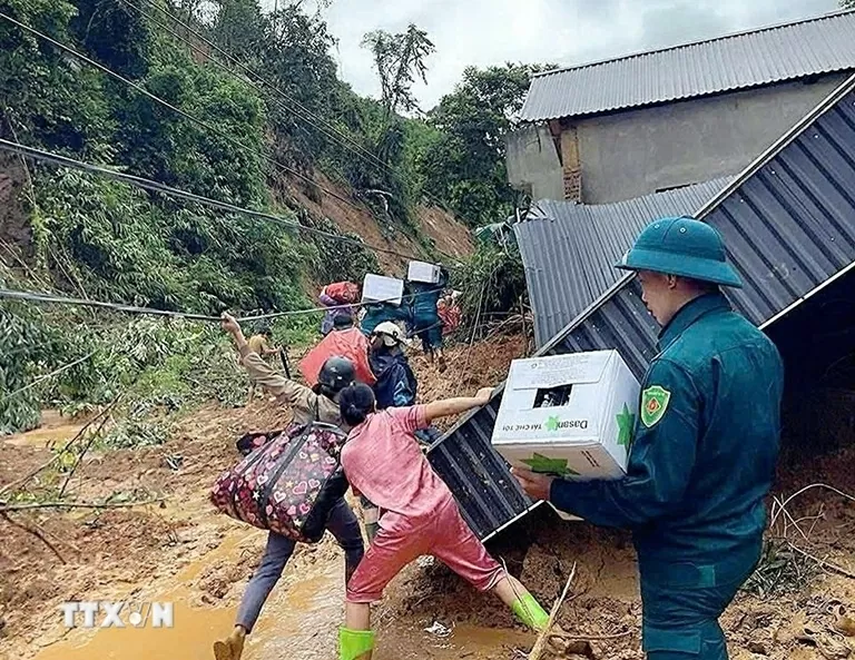 Mở đường tiếp tế lương thực, thức ăn cho bà con bản cô lập do sạt lở Mở đường tiếp tế lương thực, thức ăn cho bà con bản cô lập do sạt lở