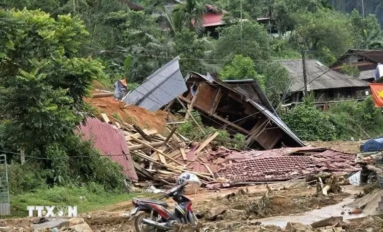 Mở đường tiếp tế lương thực, thức ăn cho bà con bản cô lập do sạt lở Mở đường tiếp tế lương thực, thức ăn cho bà con bản cô lập do sạt lở