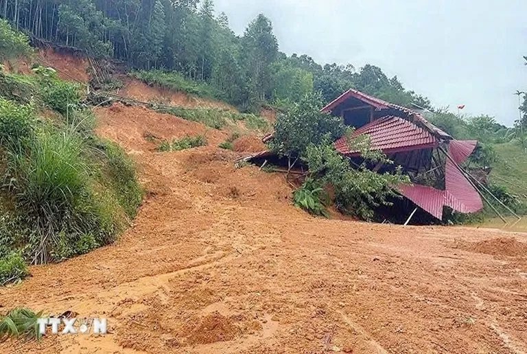 Mở đường tiếp tế lương thực, thức ăn cho bà con bản cô lập do sạt lở Mở đường tiếp tế lương thực, thức ăn cho bà con bản cô lập do sạt lở