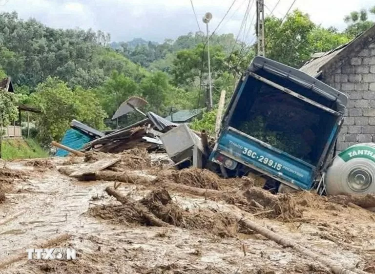 Mở đường tiếp tế lương thực, thức ăn cho bà con bản cô lập do sạt lở Mở đường tiếp tế lương thực, thức ăn cho bà con bản cô lập do sạt lở