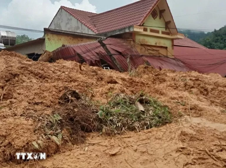 Mở đường tiếp tế lương thực, thức ăn cho bà con bản cô lập do sạt lở Mở đường tiếp tế lương thực, thức ăn cho bà con bản cô lập do sạt lở