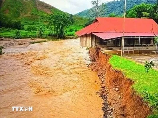Mở đường tiếp tế lương thực, thức ăn cho bà con bản cô lập do sạt lở Mở đường tiếp tế lương thực, thức ăn cho bà con bản cô lập do sạt lở