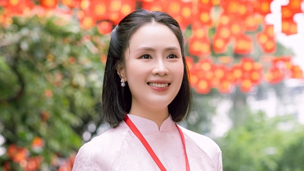 Hồng Diễm thướt tha áo dài hồng xuống phố