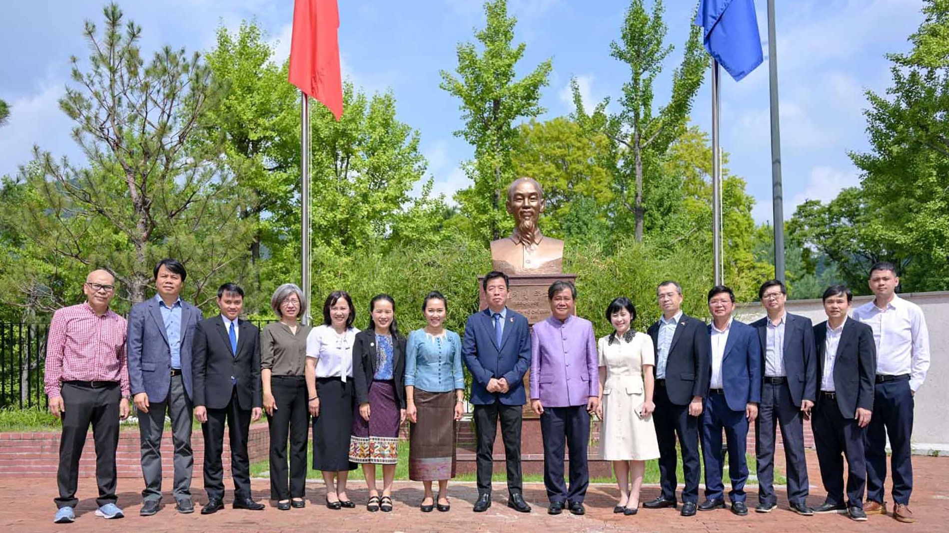 Đại sứ quán Lào tại Hàn Quốc chúc mừng 80 năm Quốc khánh Việt Nam