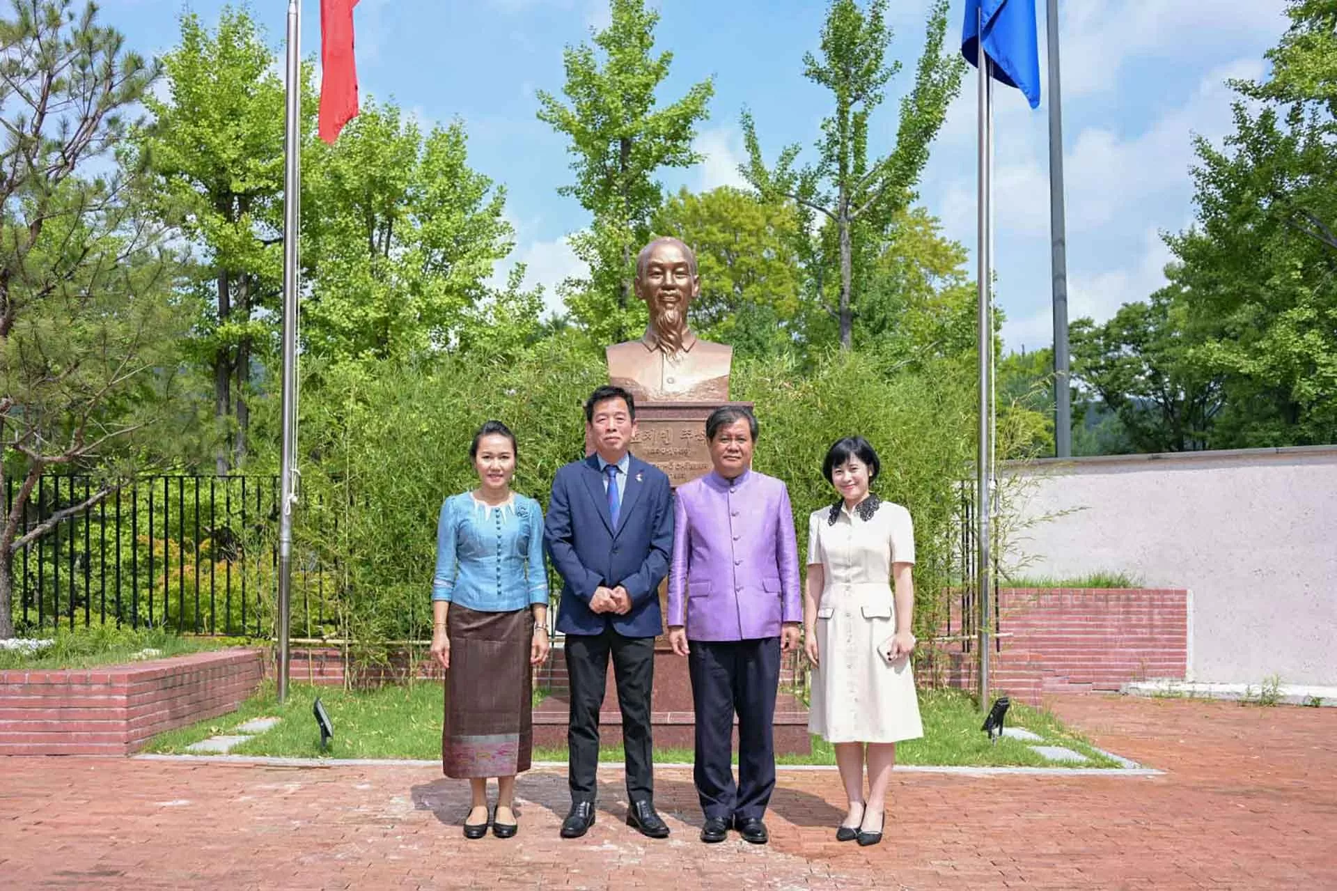 Đại sứ quán Lào tại Hàn Quốc chúc mừng 80 năm Quốc khánh Việt Nam Đại sứ quán Lào tại Hàn Quốc chúc mừng 80 năm Quốc khánh Việt Nam