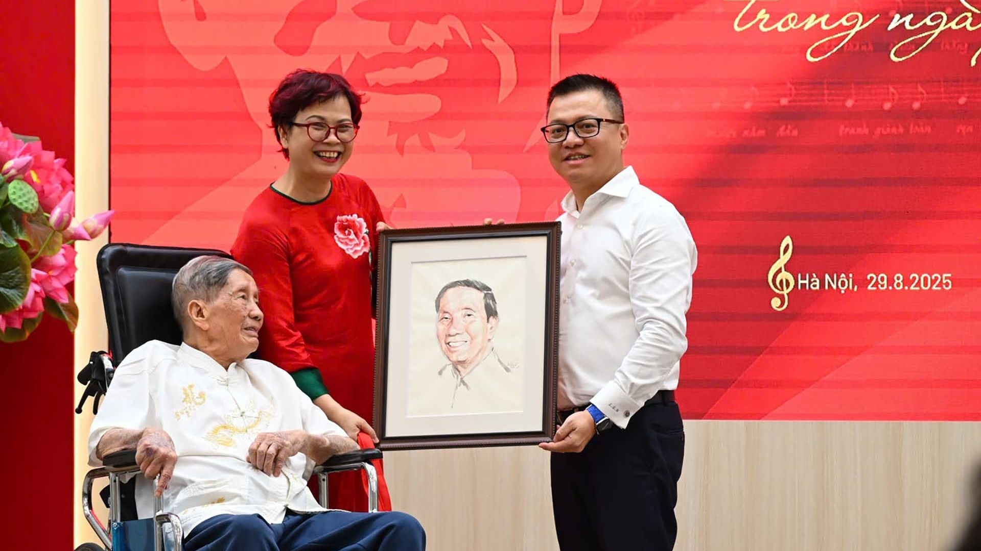 Nhạc sĩ Phạm Tuyên trao tặng ca khúc ‘Như có Bác trong ngày đại thắng’ cho Báo Nhân Dân