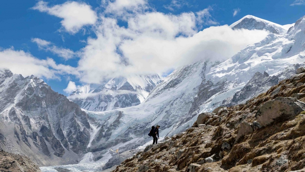 Hình ảnh cung đường đến Trại căn cứ Everest trong mùa cao điểm 2025