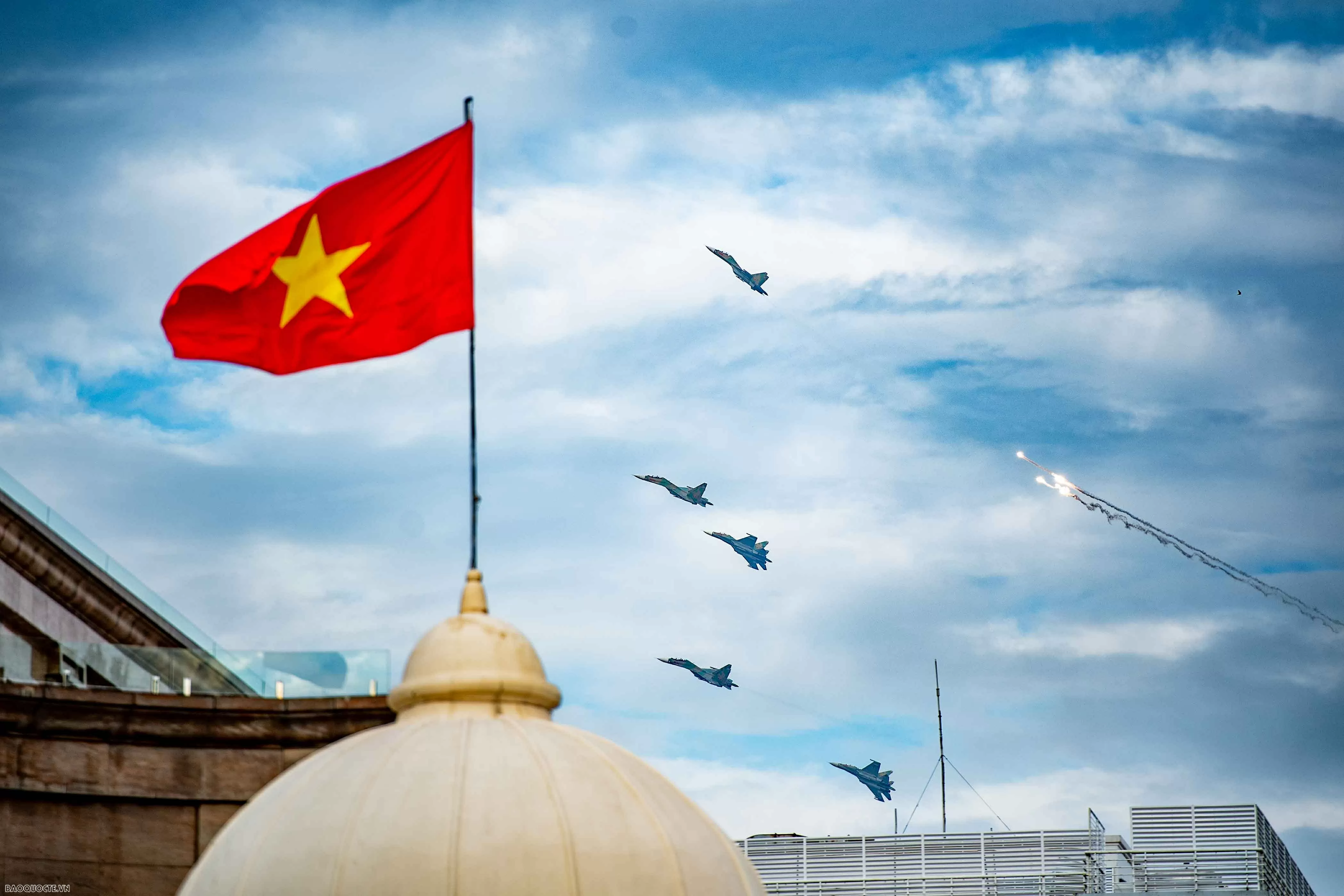 Su-30MK2 thả đạn nhiễu, bay giữa Quảng trường Ba Đình trong tổng duyệt diễu binh