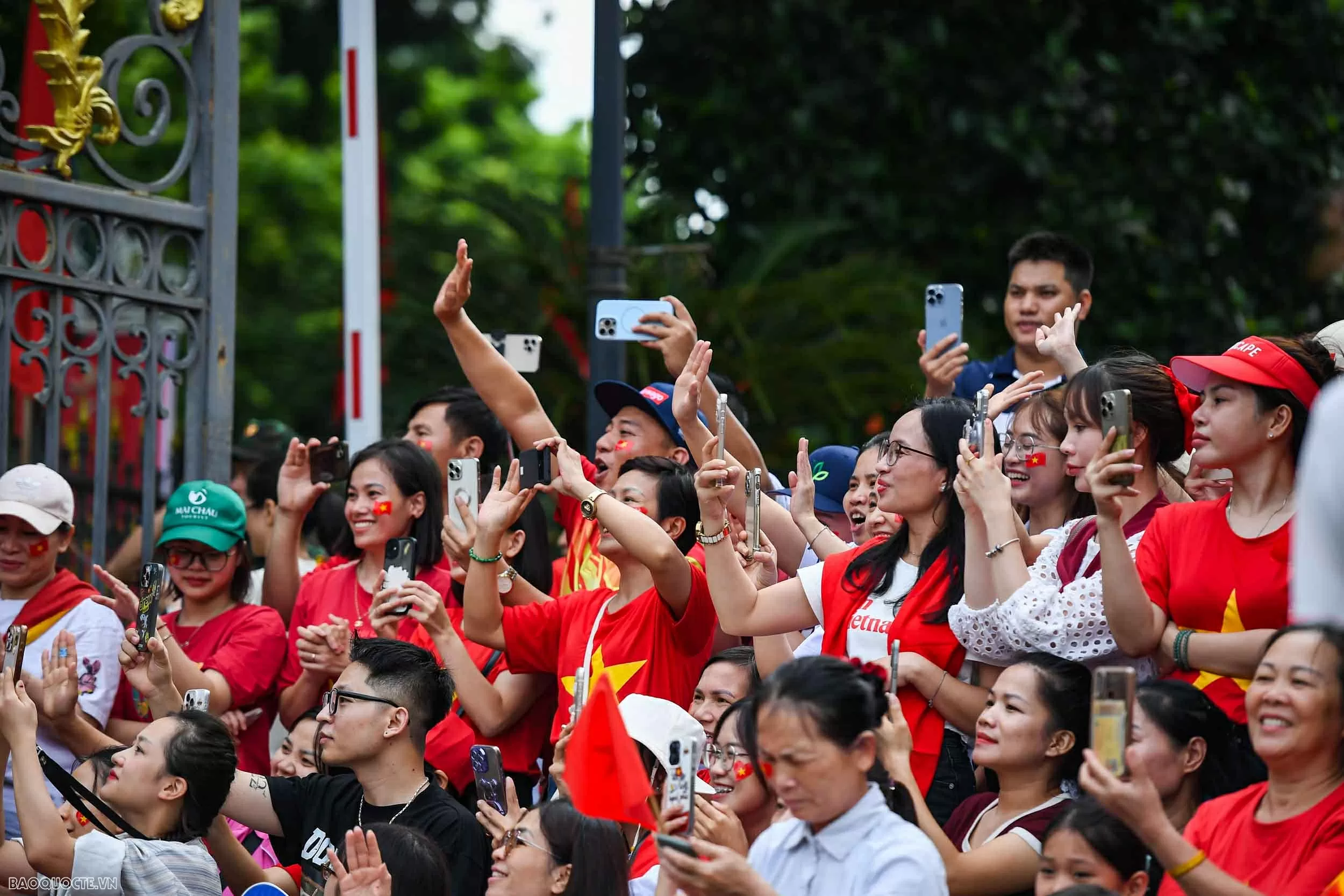 Su-30MK2 thả đạn nhiễu, bay giữa Quảng trường Ba Đình trong tổng duyệt diễu binh