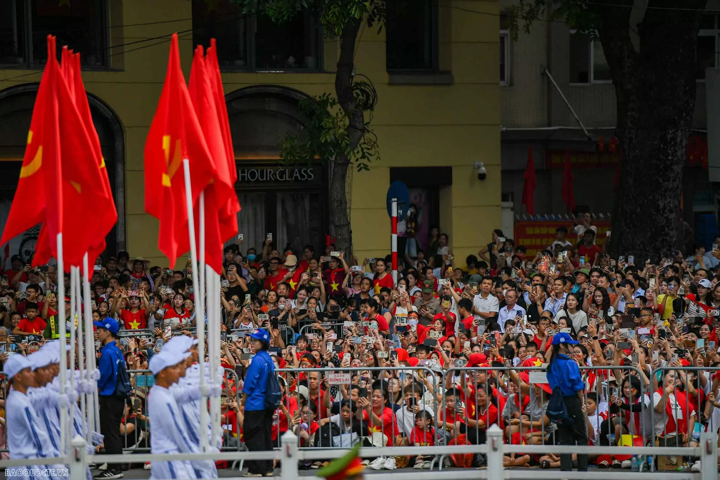 Su-30MK2 thả đạn nhiễu, bay giữa Quảng trường Ba Đình trong tổng duyệt diễu binh Su-30MK2 thả đạn nhiễu, bay giữa Quảng trường Ba Đình trong tổng duyệt diễu binh