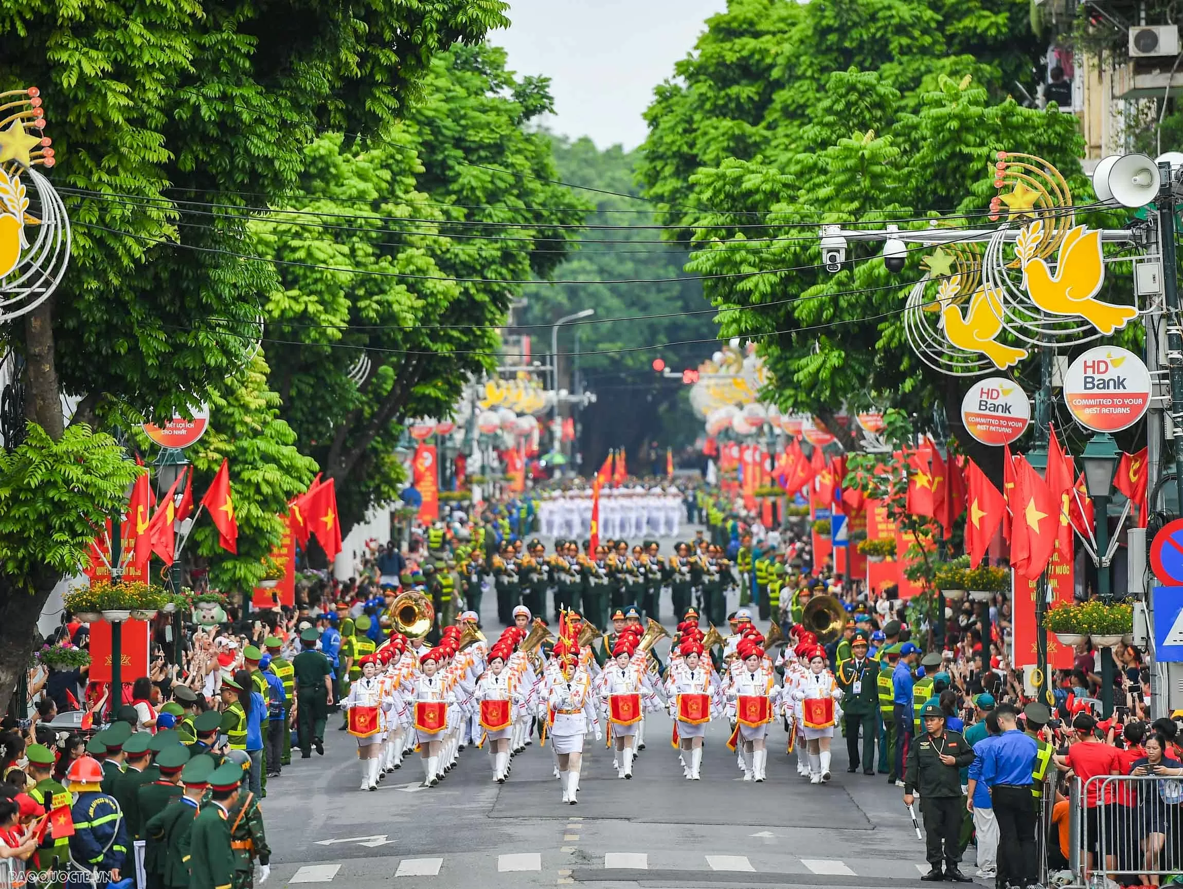 Su-30MK2 thả đạn nhiễu, bay giữa Quảng trường Ba Đình trong tổng duyệt diễu binh Su-30MK2 thả đạn nhiễu, bay giữa Quảng trường Ba Đình trong tổng duyệt diễu binh