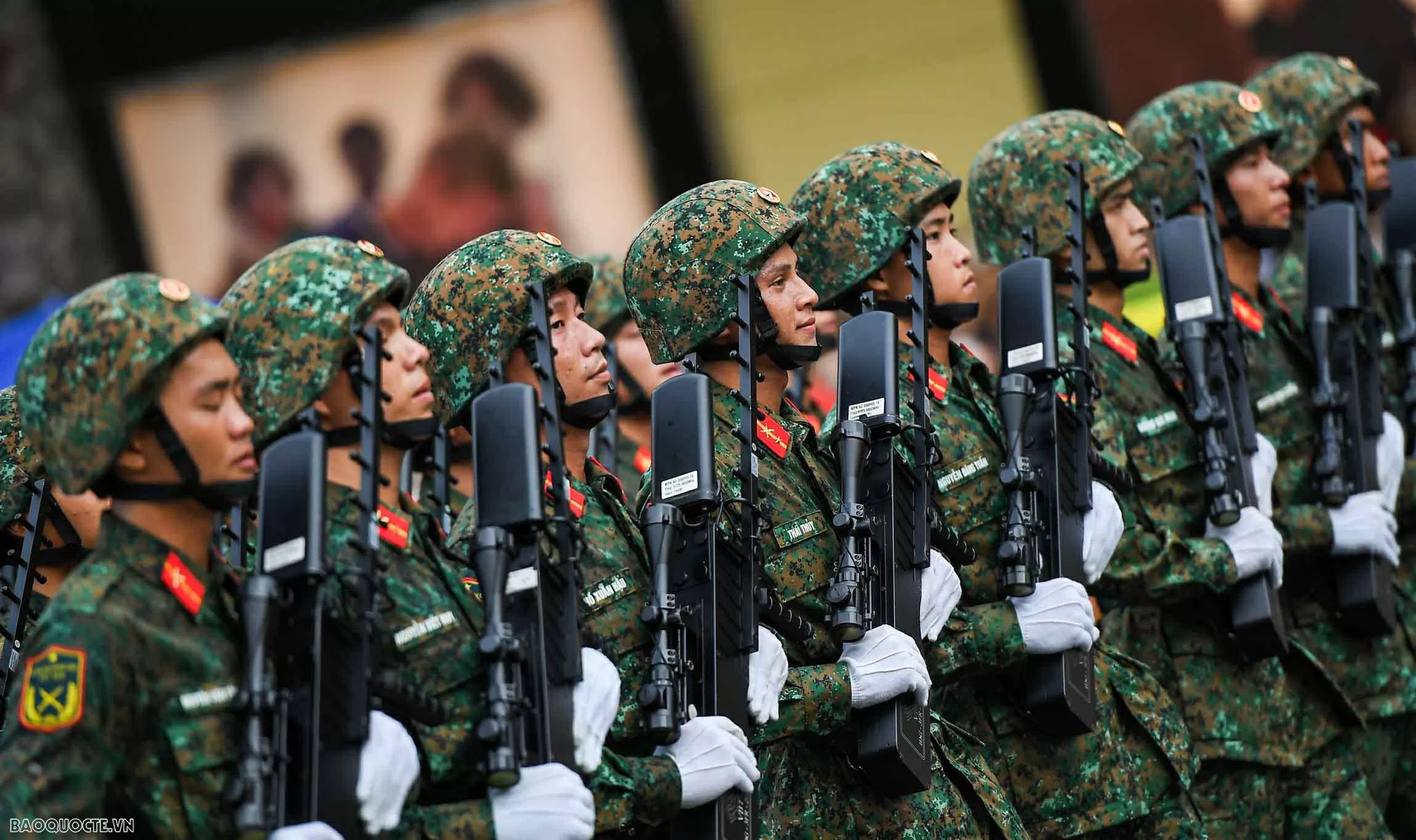 Su 30MK2 thả đạn nhiễu, bay giữa Quảng trường Ba Đình trong tổng duyệt diễu binh