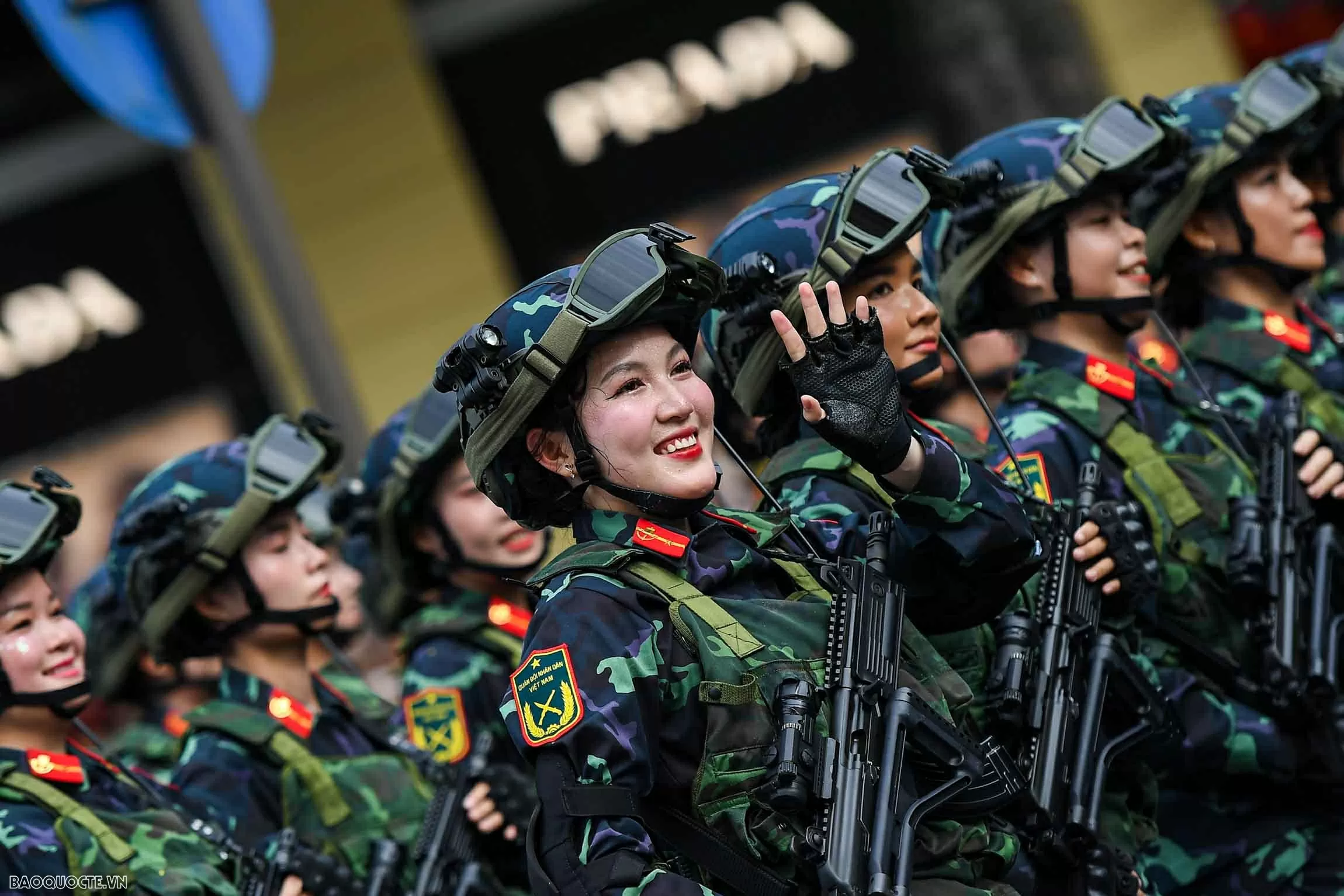 Su 30MK2 thả đạn nhiễu, bay giữa Quảng trường Ba Đình trong tổng duyệt diễu binh