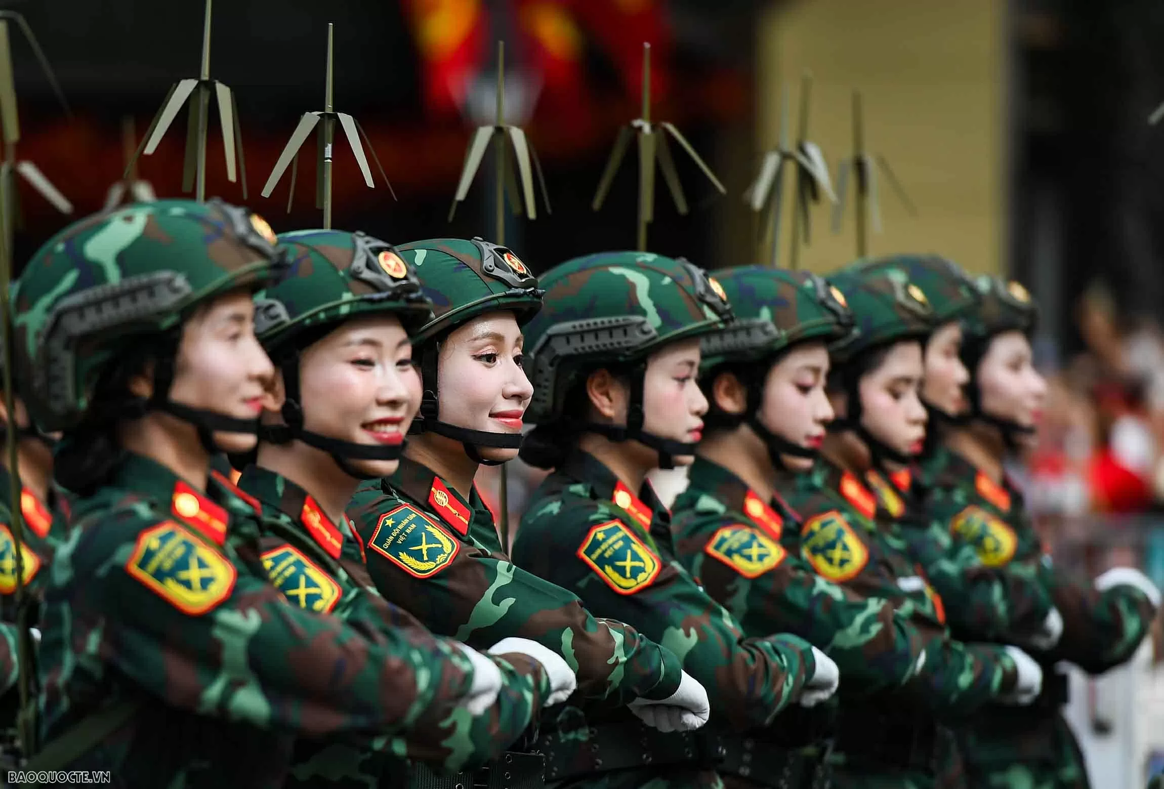 Su 30MK2 thả đạn nhiễu, bay giữa Quảng trường Ba Đình trong tổng duyệt diễu binh