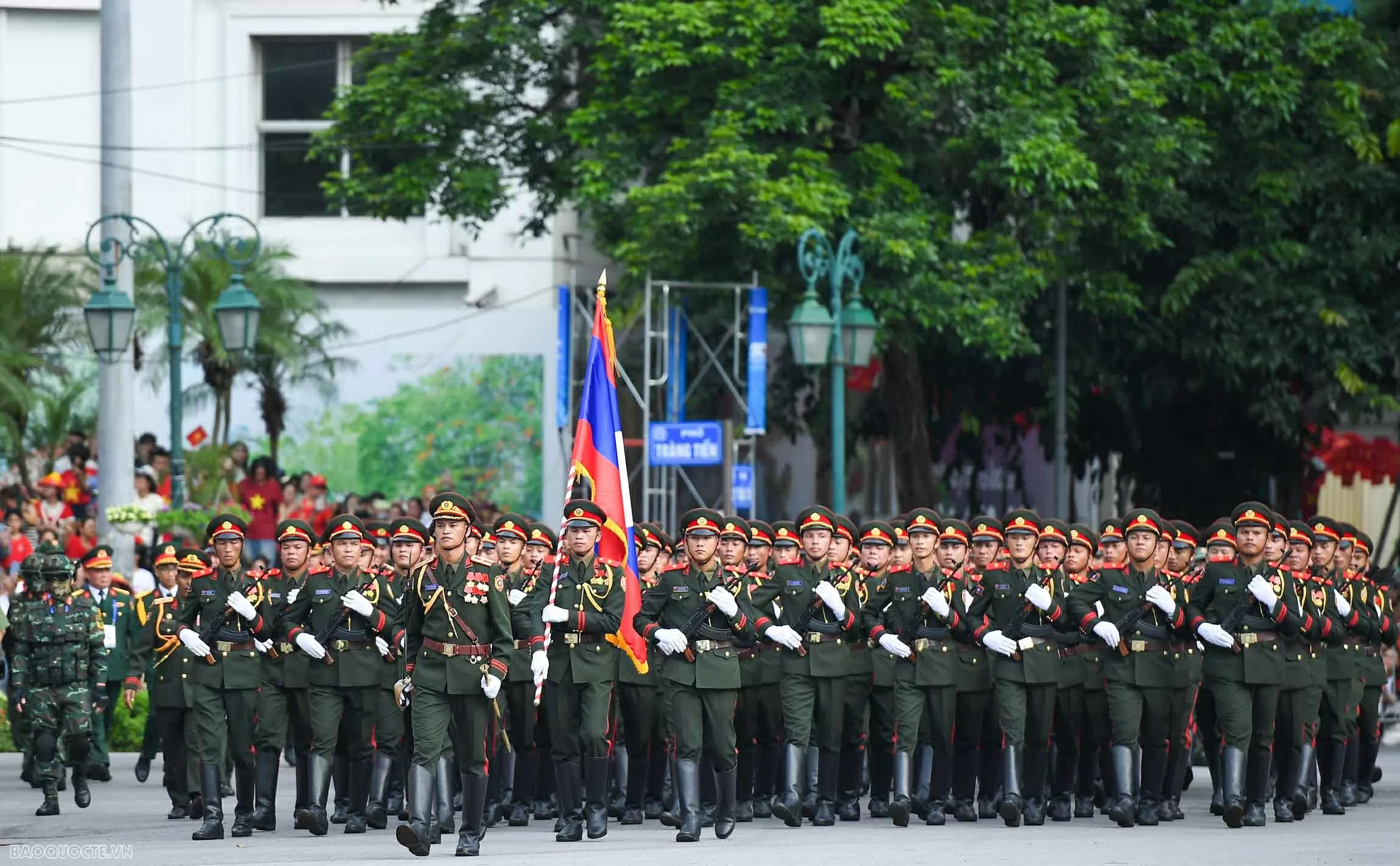 Su-30MK2 thả đạn nhiễu, bay giữa Quảng trường Ba Đình trong tổng duyệt diễu binh Su 30MK2 thả đạn nhiễu, bay giữa Quảng trường Ba Đình trong tổng duyệt diễu binh