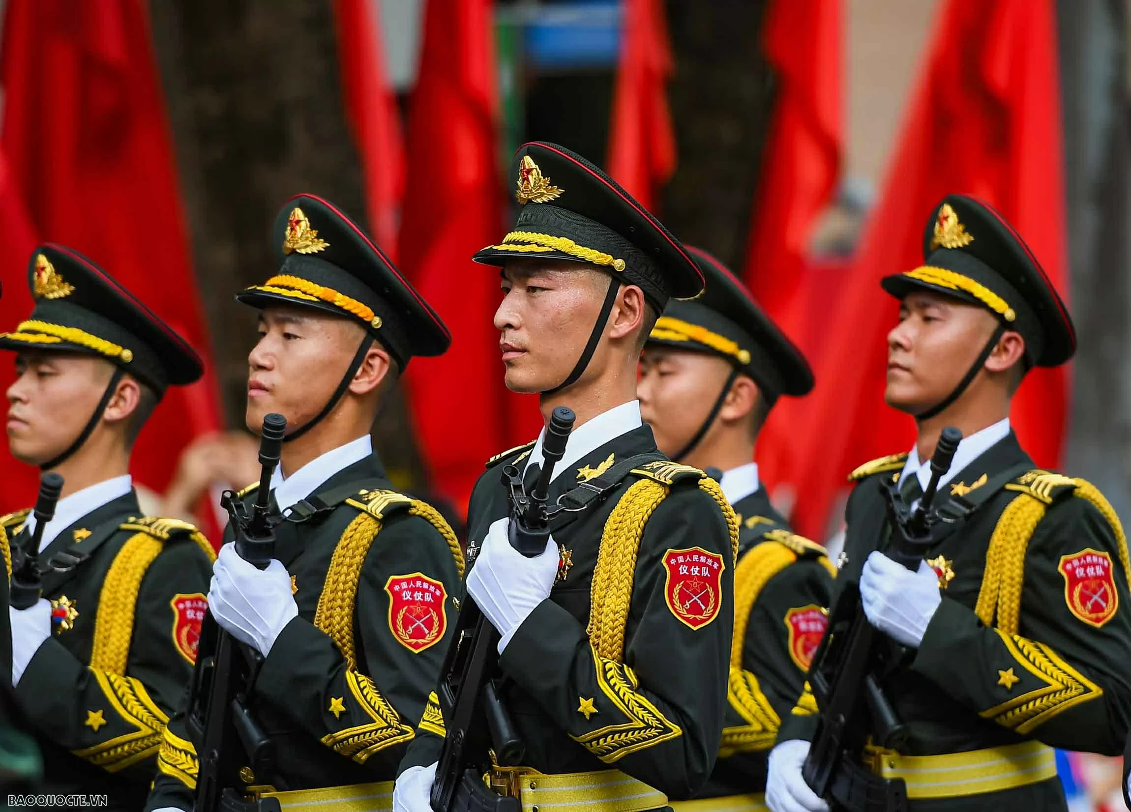 Su-30MK2 thả đạn nhiễu, bay giữa Quảng trường Ba Đình trong tổng duyệt diễu binh Su 30MK2 thả đạn nhiễu, bay giữa Quảng trường Ba Đình trong tổng duyệt diễu binh