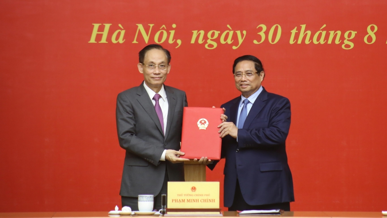 Thủ tướng Chính phủ Phạm Minh Chính trao quyết định giao quyền Bộ trưởng Bộ Ngoại giao cho đồng chí Lê Hoài Trung