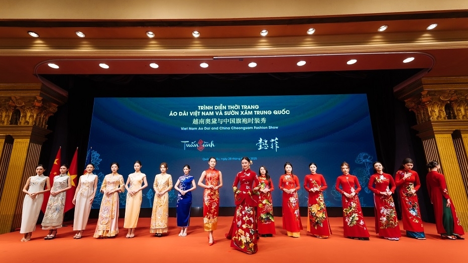 Áo dài Việt Nam hội ngộ sườn xám tại Quảng Châu, Trung Quốc