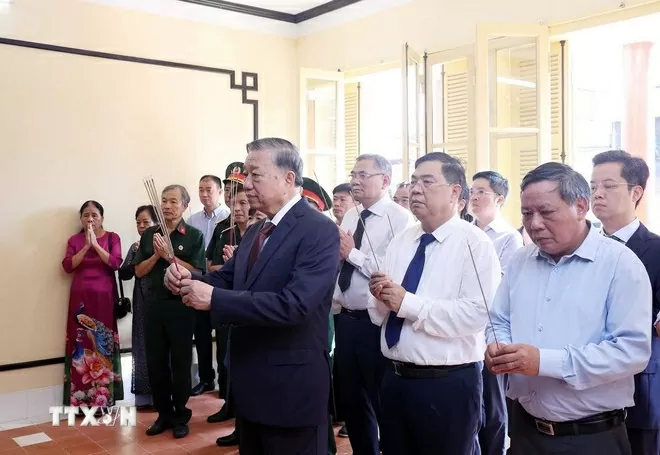 Tổng Bí thư Tô Lâm dâng hương Chủ tịch Hồ Chí Minh. (Ảnh: Thống Nhất/TTXVN) Tổng Bí thư Tô Lâm dâng hương Chủ tịch Hồ Chí Minh. (Ảnh: Thống Nhất/TTXVN)