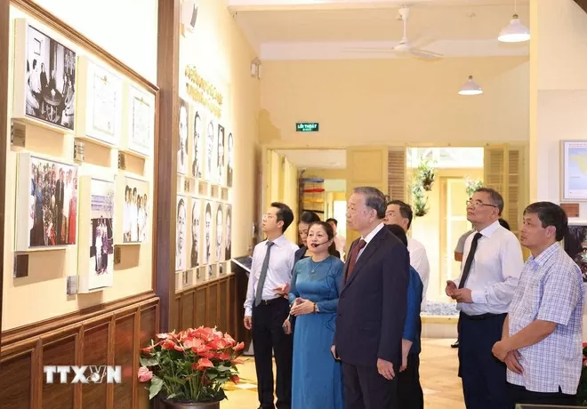 Tổng Bí thư Tô Lâm xem trưng bày tại di tích 48 Hàng Ngang. (Ảnh: Thống Nhất/TTXVN) Tổng Bí thư Tô Lâm xem trưng bày tại di tích 48 Hàng Ngang. (Ảnh: Thống Nhất/TTXVN)