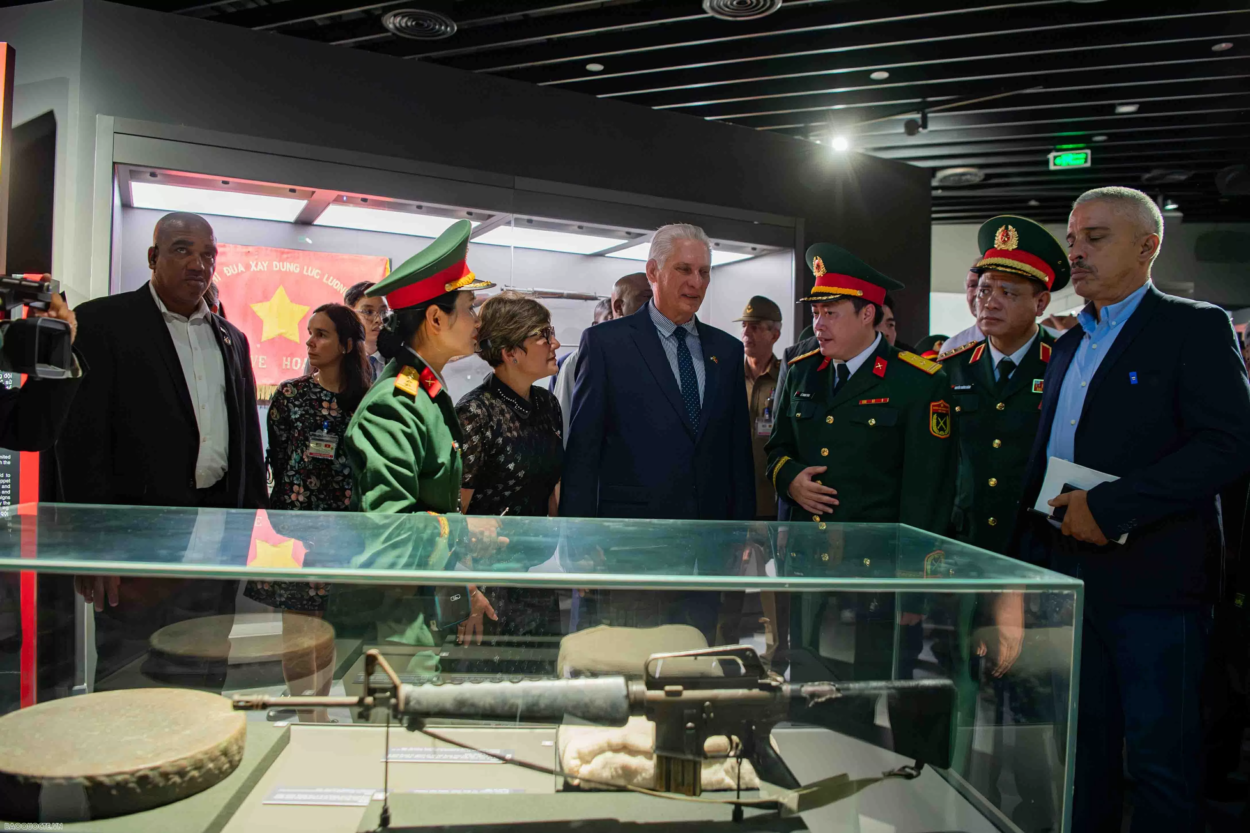 Tổng Bí thư, Chủ tịch nước Cuba thăm Bảo tàng Quân sự Việt Nam, dâng hoa Tượng Chiến sĩ quốc tế Cuba