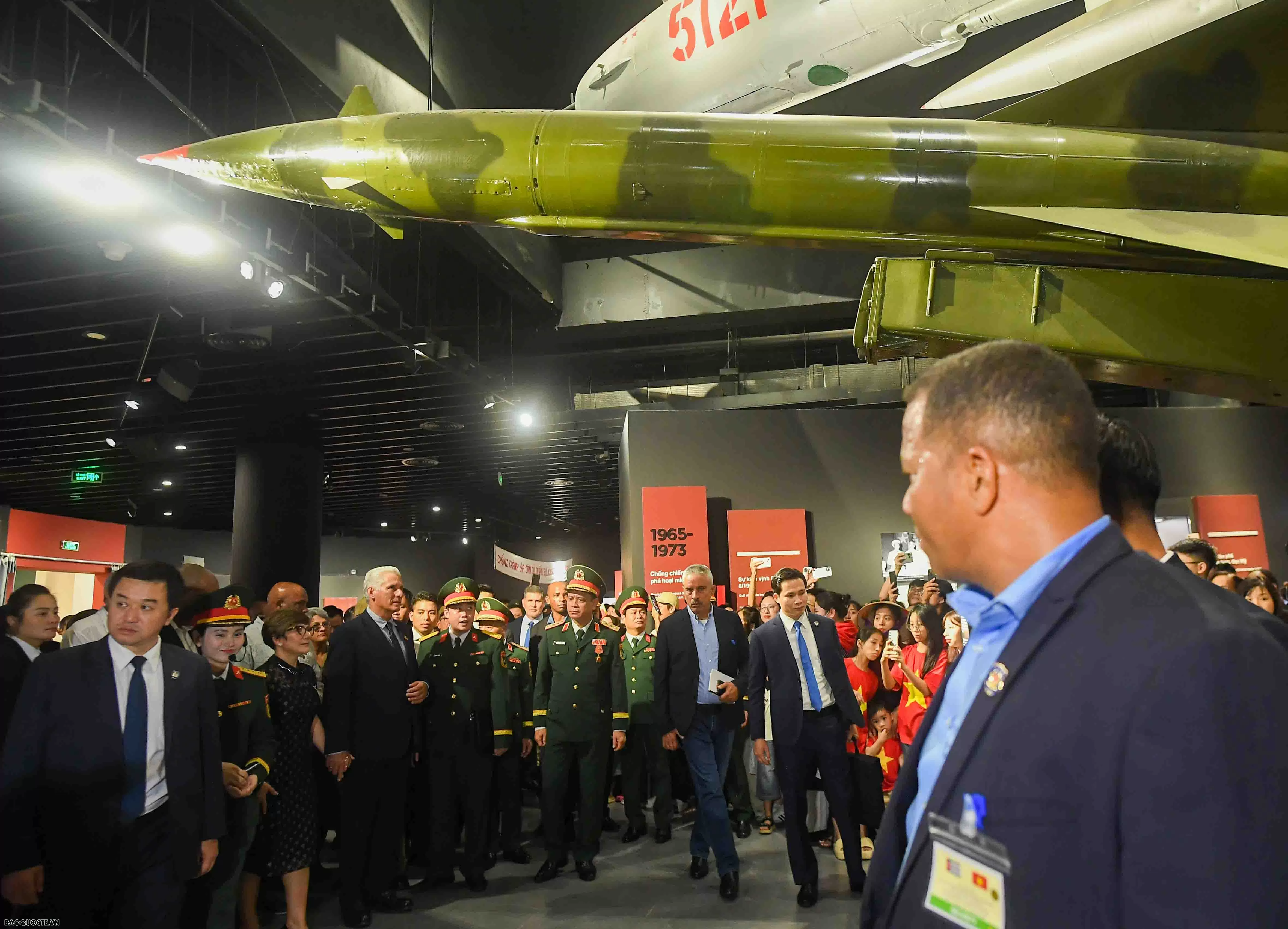 Tổng Bí thư, Chủ tịch nước Cuba thăm Bảo tàng Quân sự Việt Nam, dâng hoa Tượng Chiến sĩ quốc tế Cuba