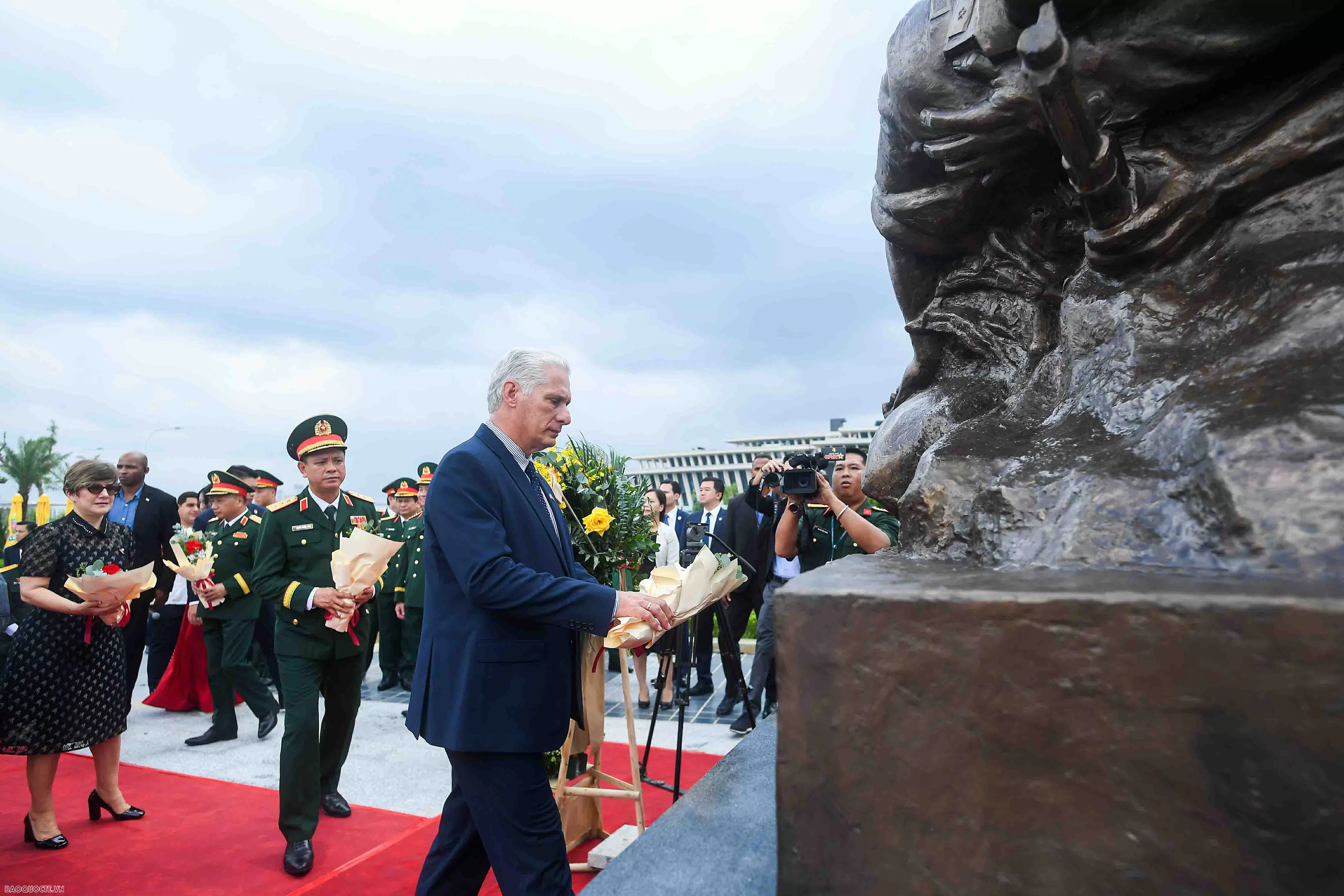 Tổng Bí thư, Chủ tịch nước Cuba thăm Bảo tàng Quân sự Việt Nam, dâng hoa Tượng Chiến sĩ quốc tế Cuba