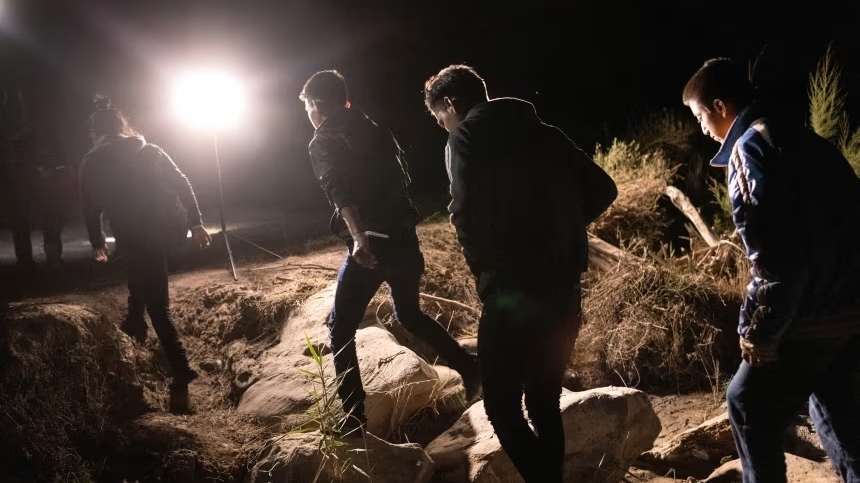 Thẩm phán khẩn cấp ngăn chặn lệnh trục xuất trẻ em di cư, Nhà Trắng hoãn hành động