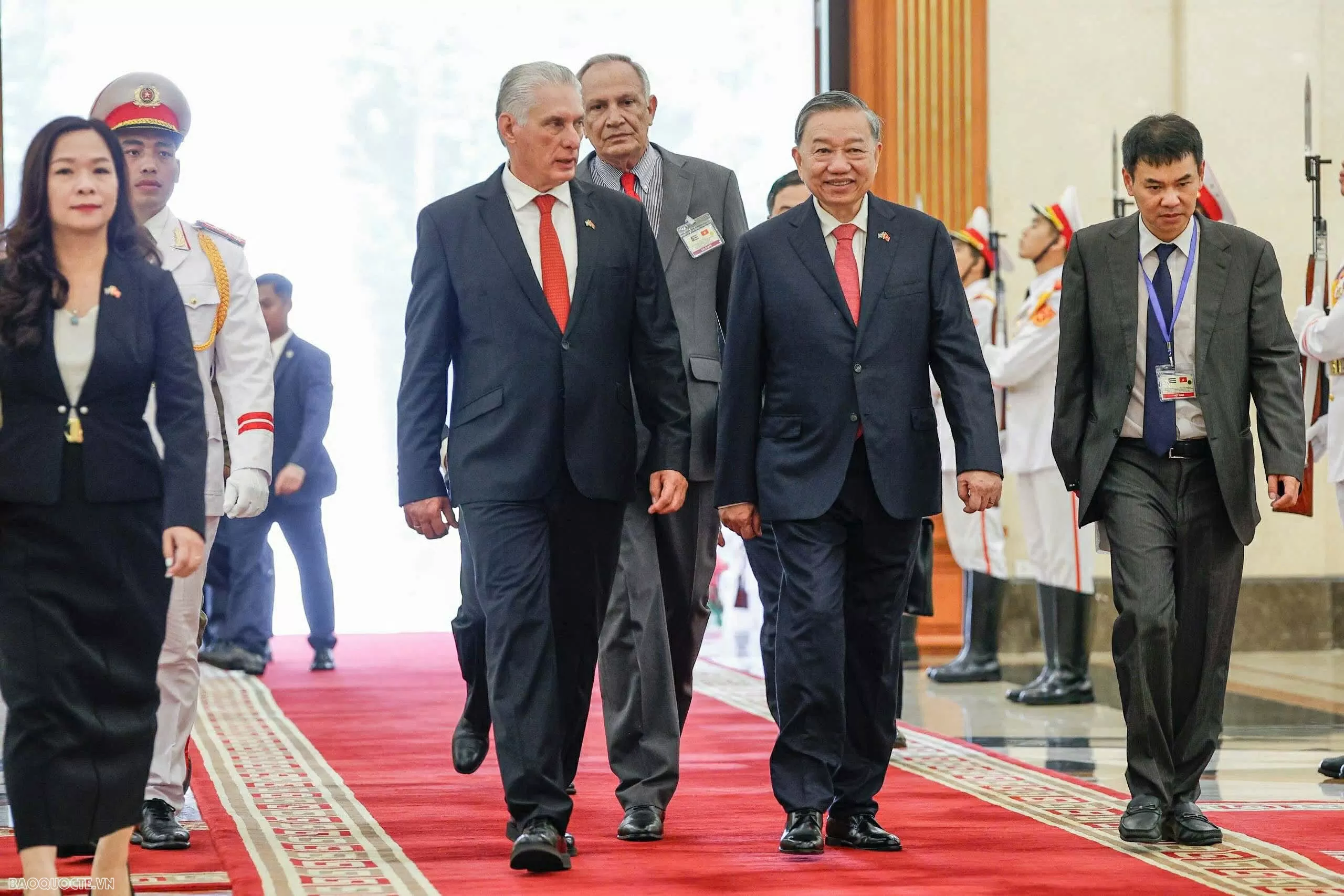 Nhà lãnh đạo Cuba xúc động khi được sống trong tình cảm thắm thiết của người dân Việt Nam