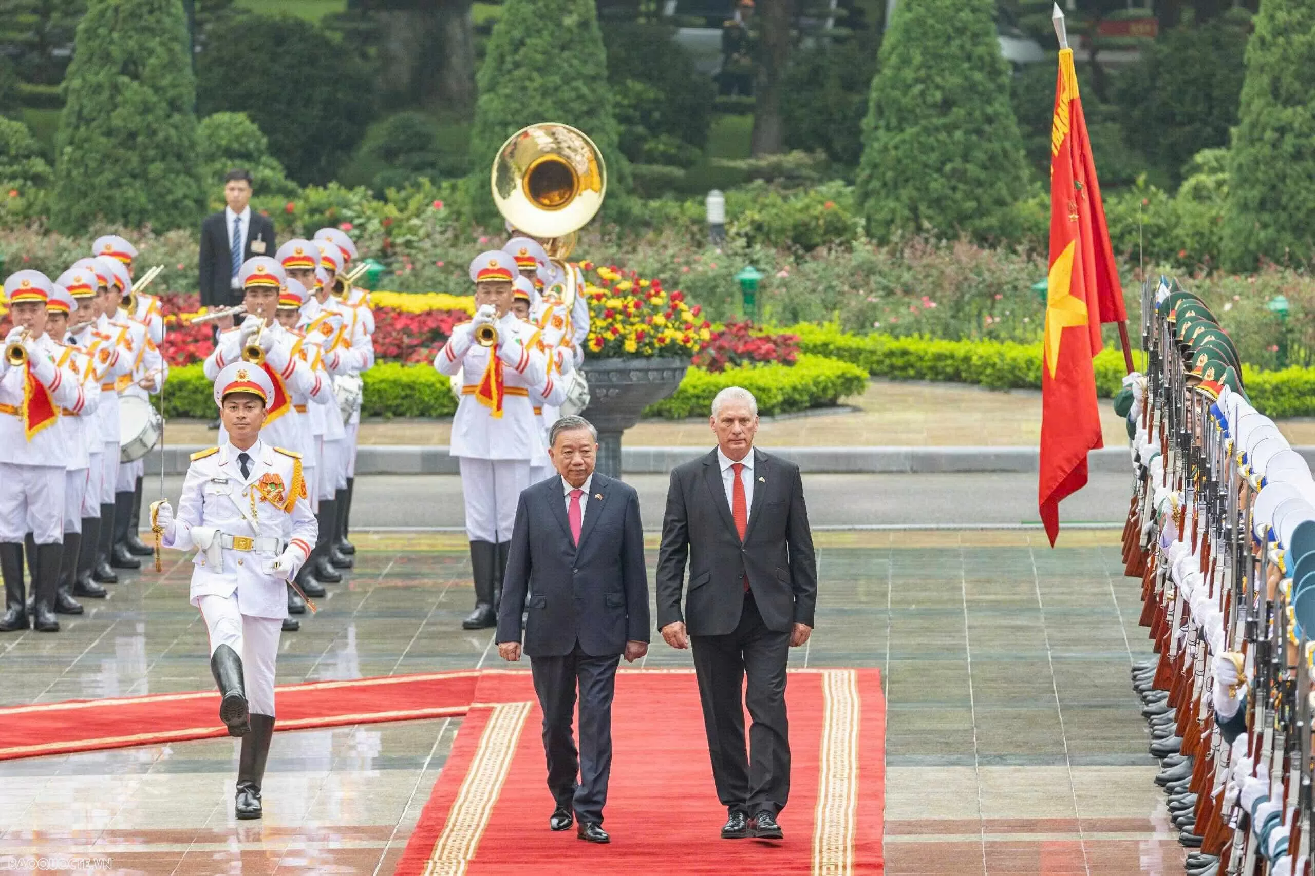 Nhà lãnh đạo Cuba xúc động khi được sống trong tình cảm thắm thiết của người dân Việt Nam Nhà lãnh đạo Cuba xúc động khi được sống trong tình cảm thắm thiết của người dân Việt Nam