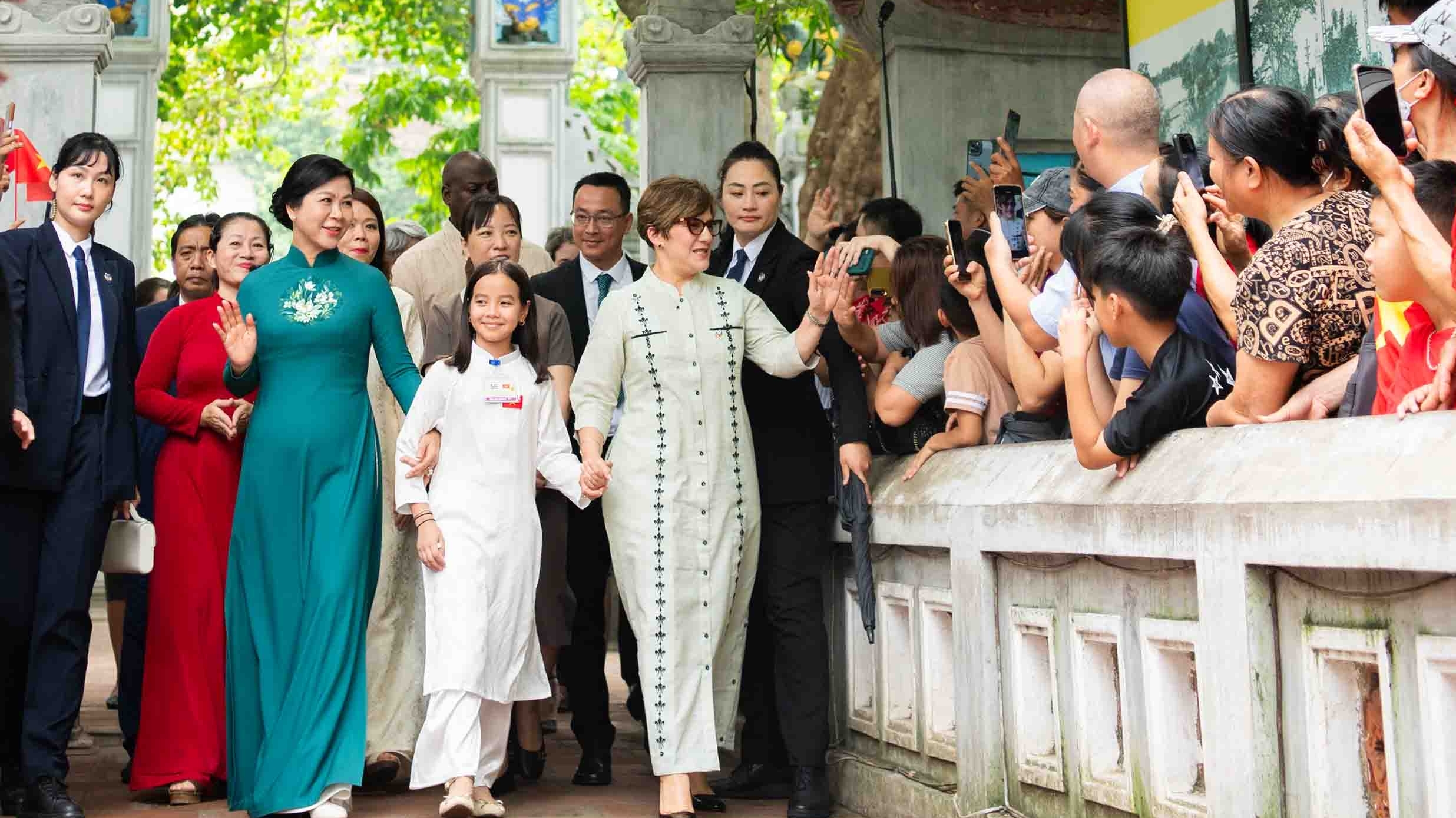 Phu nhân Tổng Bí thư Tô Lâm và Phu nhân Bí thư thứ nhất, Chủ tịch nước Cuba Miguel Díaz-Canel Bermúdez xem múa rối nước, tham quan đền Ngọc Sơn