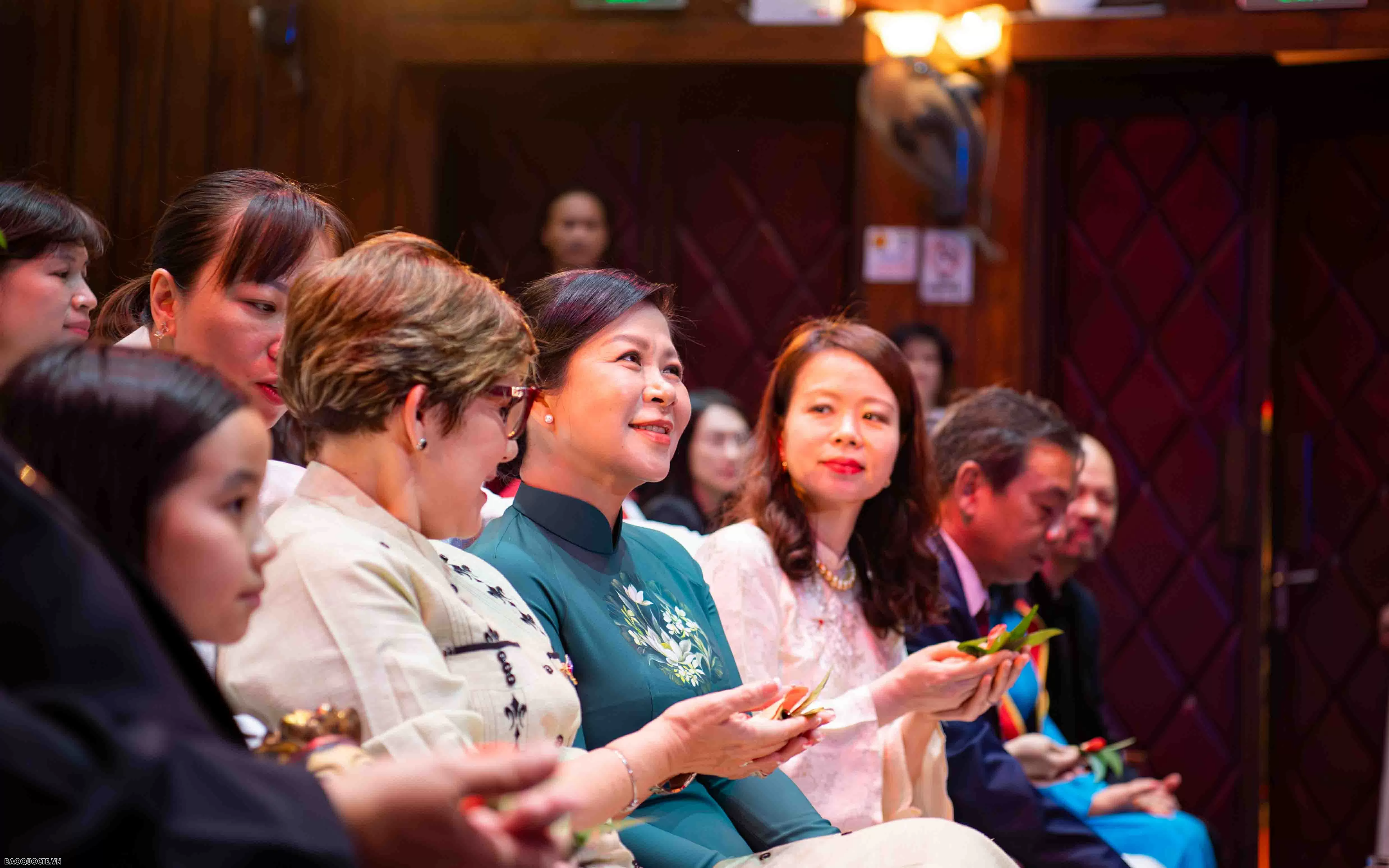 Phu nhân Tổng Bí thư và Phu nhân Bí thư thứ nhất, Chủ tịch nước Cuba xem múa rối nước, tham quan Đền Ngọc Sơn