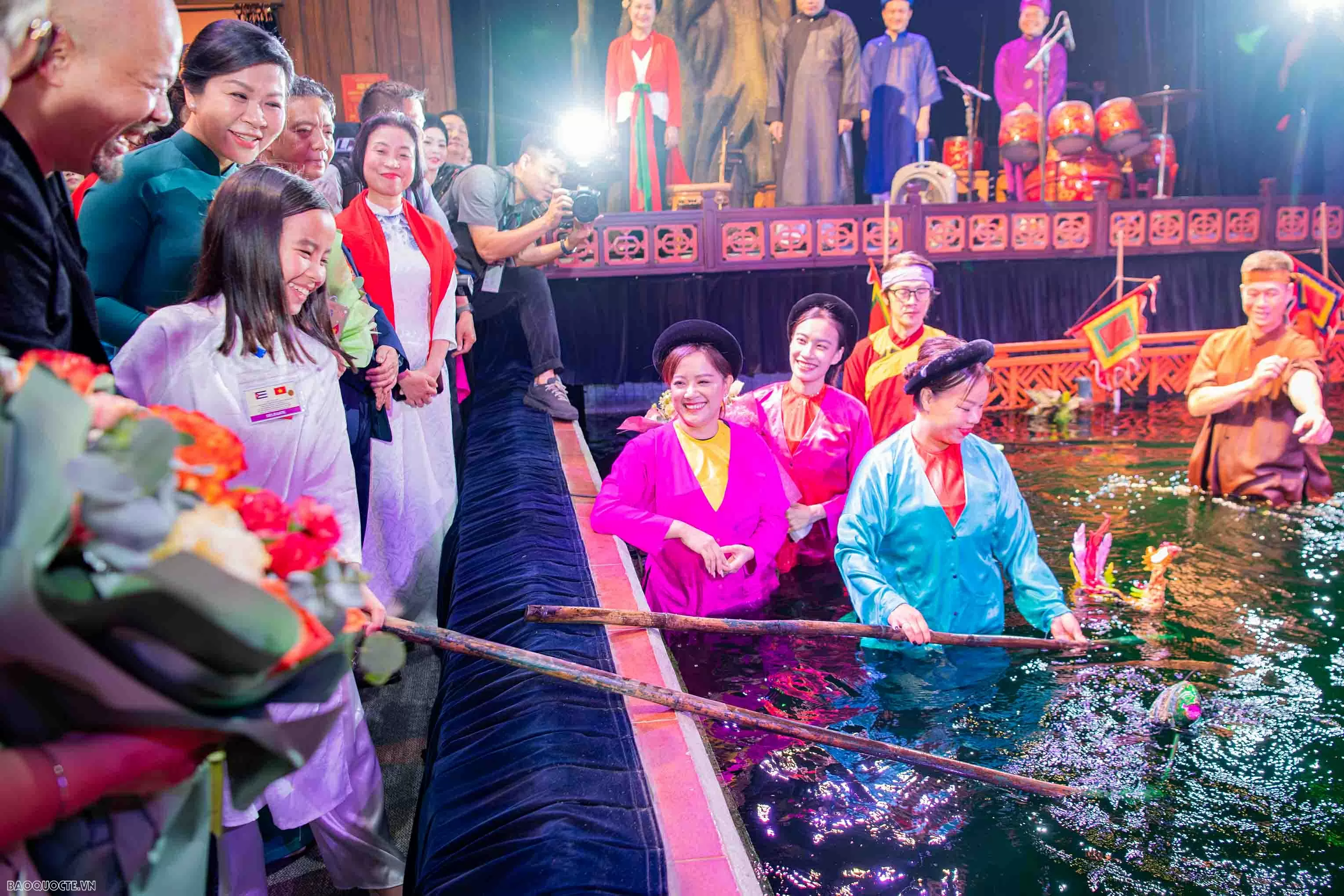 Phu nhân Tổng Bí thư và Phu nhân Bí thư thứ nhất, Chủ tịch nước Cuba xem múa rối nước, tham quan Đền Ngọc Sơn