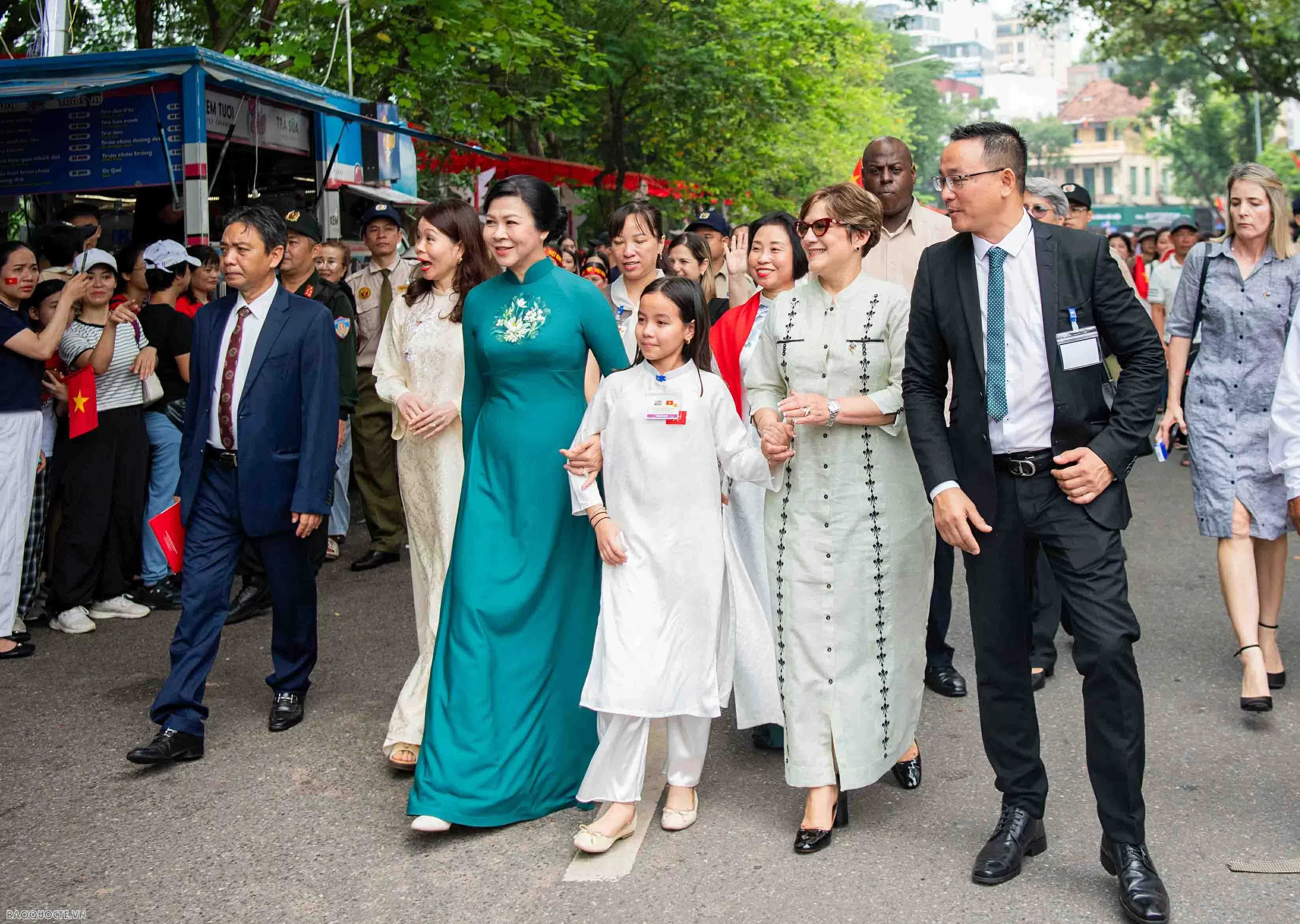 Phu nhân Tổng Bí thư và Phu nhân Bí thư thứ nhất, Chủ tịch nước Cuba xem múa rối nước, tham quan Đền Ngọc Sơn