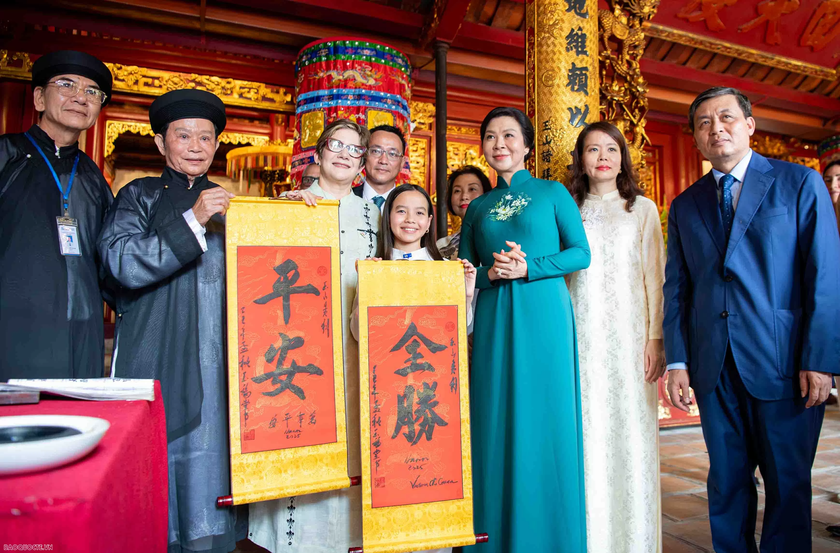 Phu nhân Tổng Bí thư Tô Lâm và Phu nhân Bí thư thứ nhất, Chủ tịch nước Cuba Miguel Díaz-Canel Bermúdez xem múa rối nước, tham quan đền Ngọc Sơn