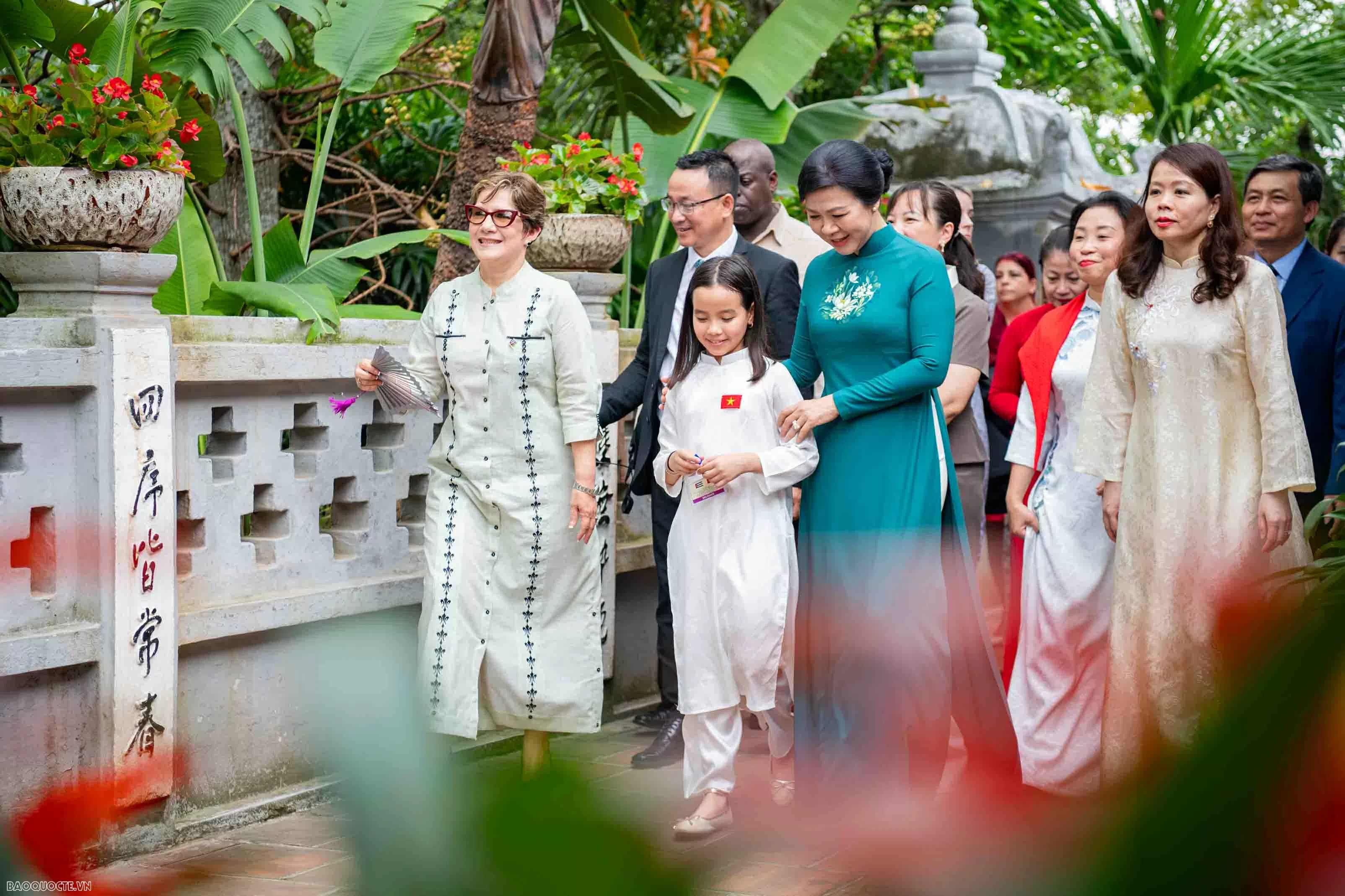 Phu nhân Tổng Bí thư Tô Lâm và Phu nhân Bí thư thứ nhất, Chủ tịch nước Cuba Miguel Díaz-Canel Bermúdez xem múa rối nước, tham quan đền Ngọc Sơn