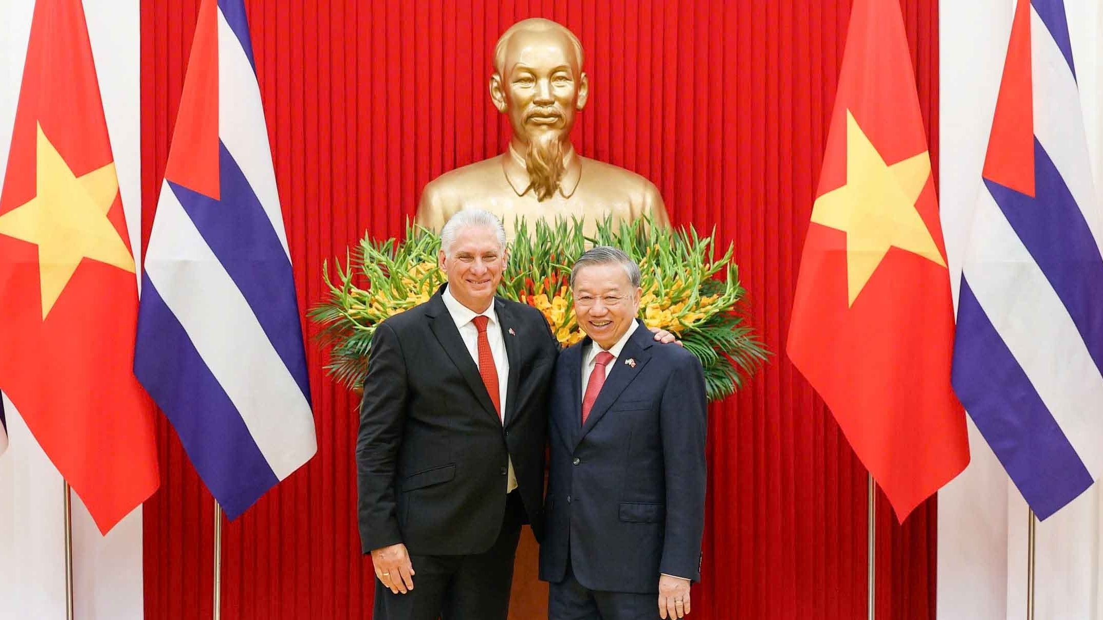 Nhà lãnh đạo Cuba xúc động khi được sống trong tình cảm thắm thiết của người dân Việt Nam