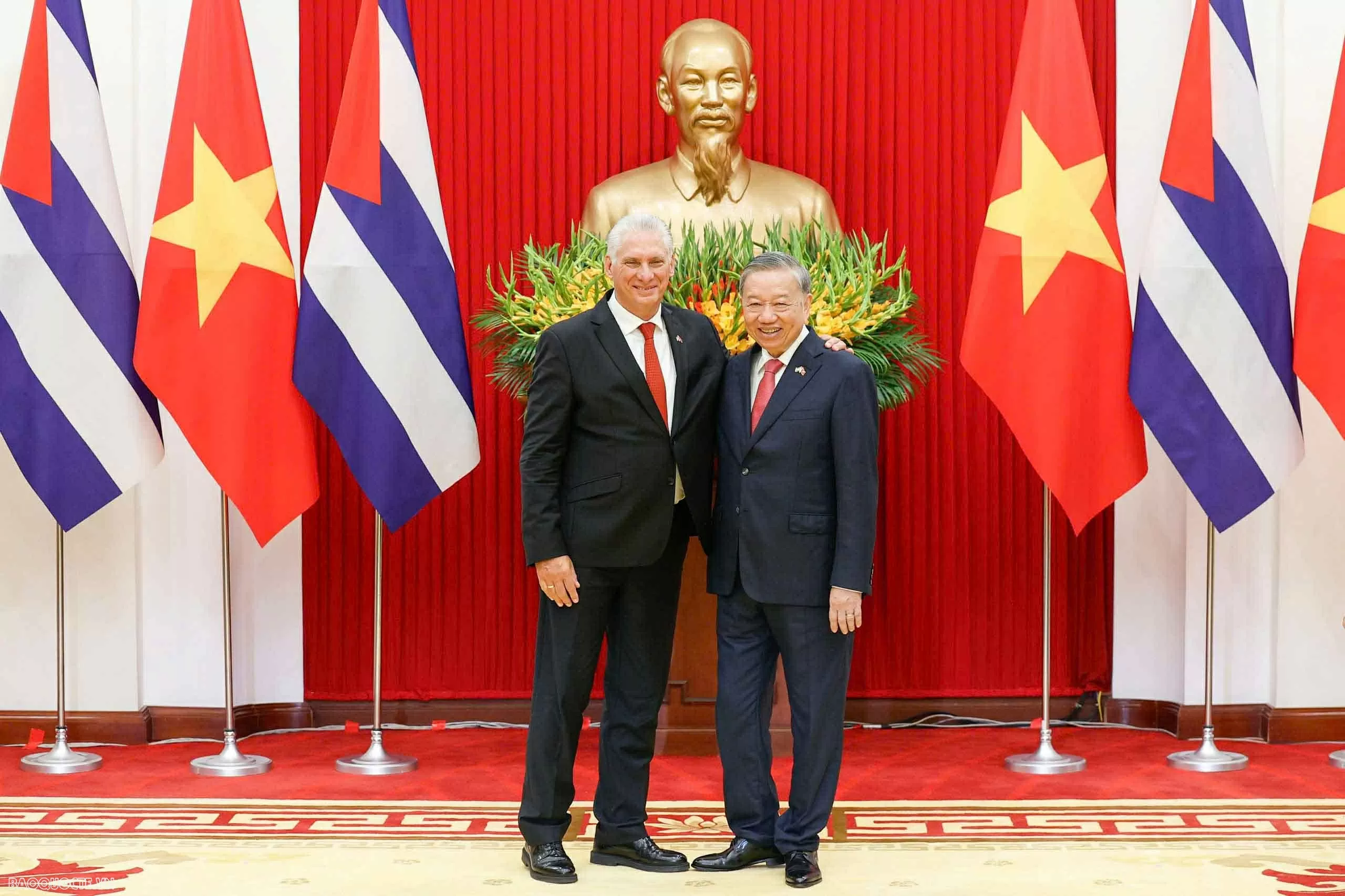 Nhà lãnh đạo Cuba xúc động khi được sống trong tình cảm thắm thiết của người dân Việt Nam