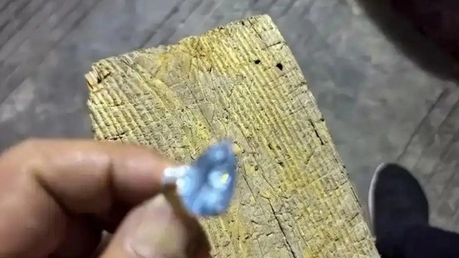 Sáu công nhân vệ sinh tận tâm tìm được nhẫn cưới thất lạc trong 5 tấn rác