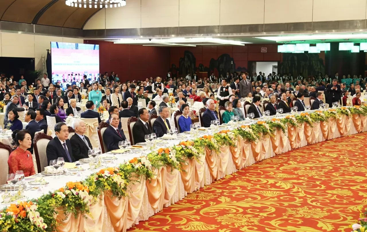 Toàn cảnh buổi chiêu đãi trọng thể. (Ảnh: Thành Long)