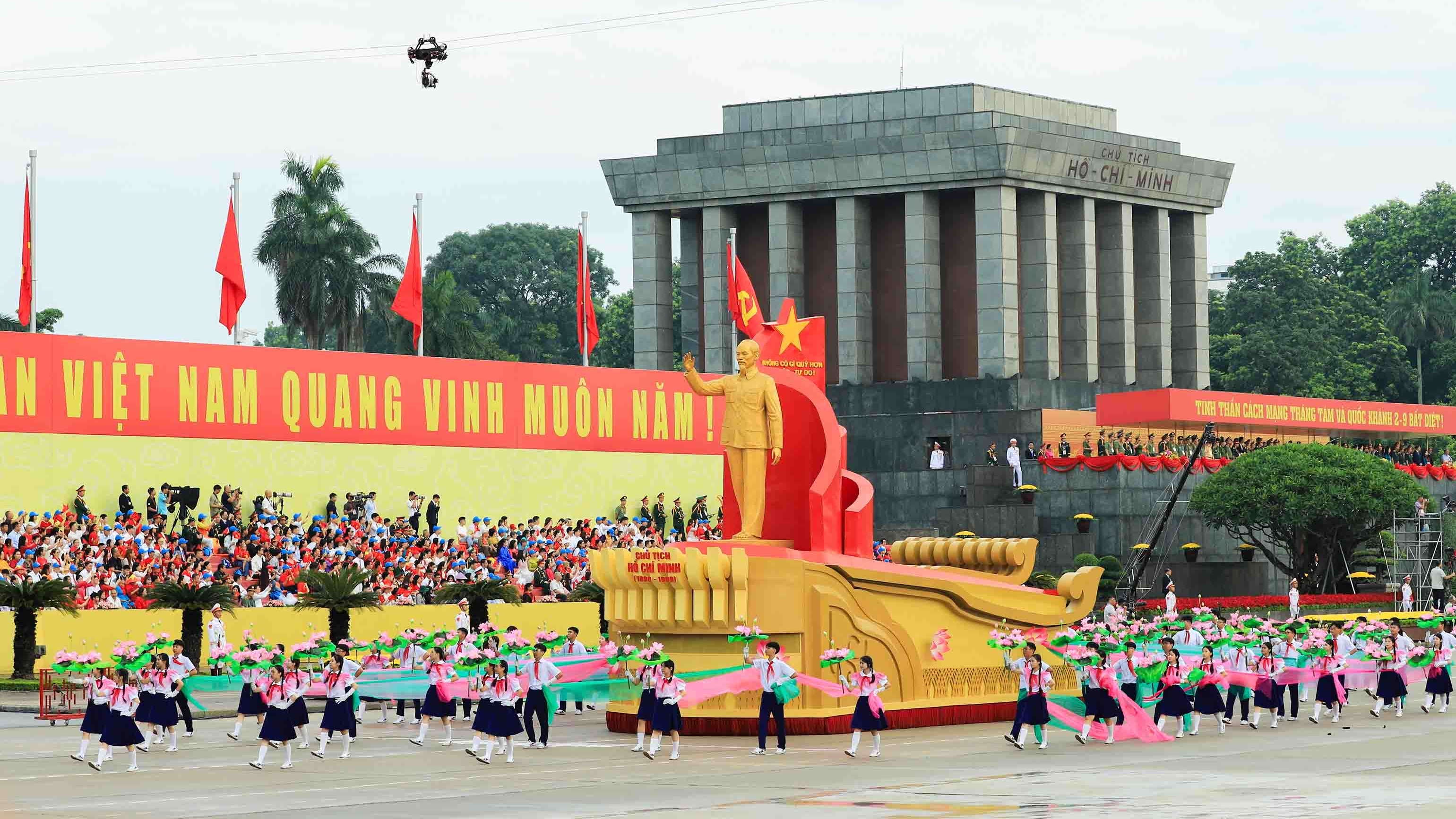 Bắt đầu chương trình diễu binh, diễu hành mừng 80 năm Quốc khánh 2/9